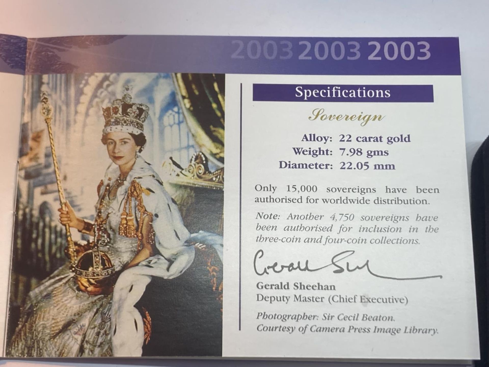 A 2003 GOLD PROOF SOVEREIGN QUEEN ELIZABETH II NO 09985 OF 15,000 IN A PRESENTATION BOX WITH - Image 5 of 5