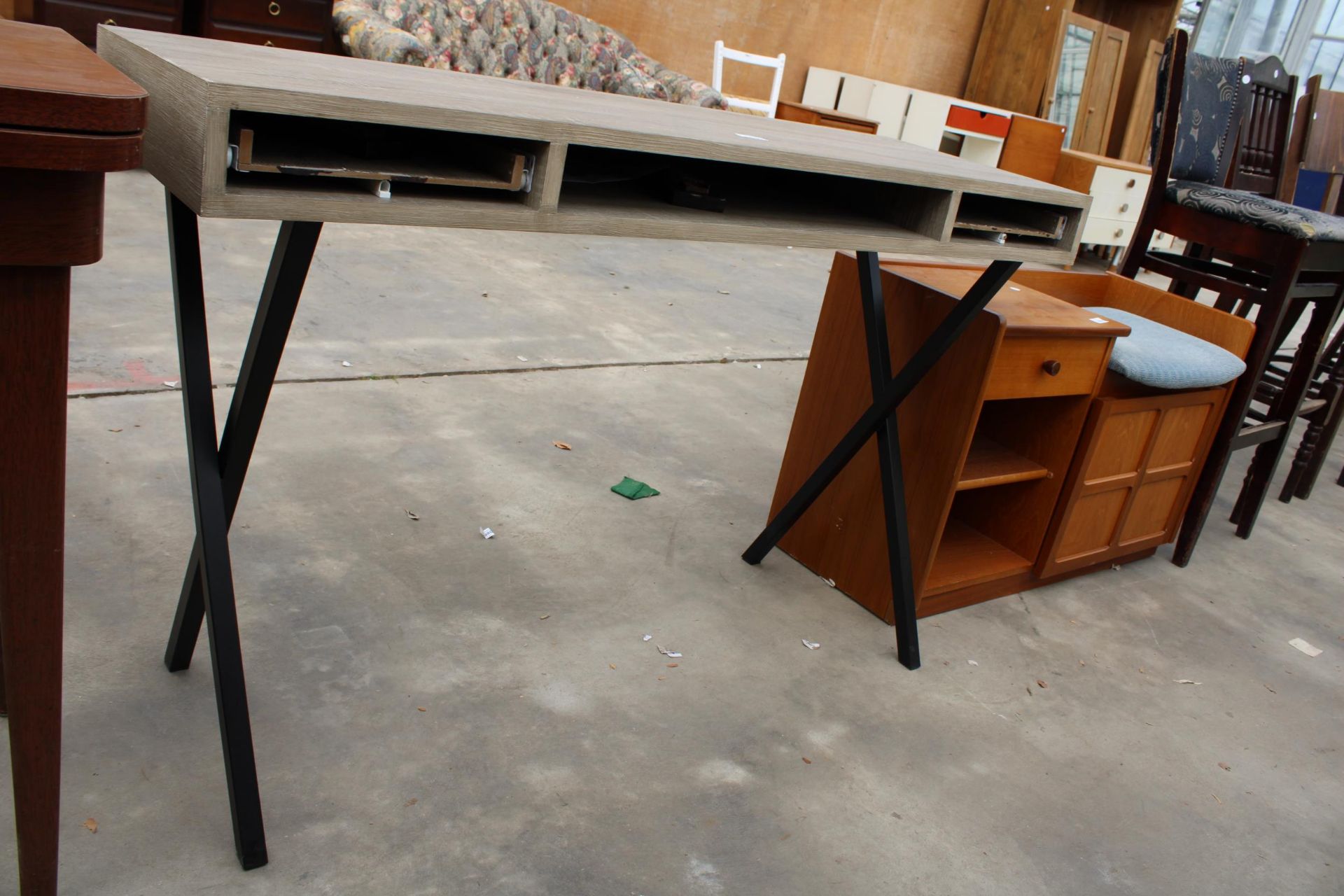 A MODERN CONSOLE TABLE WITH TWO DRAWERS (REQUIRES DRAWER FRONTS RE-AFFIXING) - Image 2 of 2