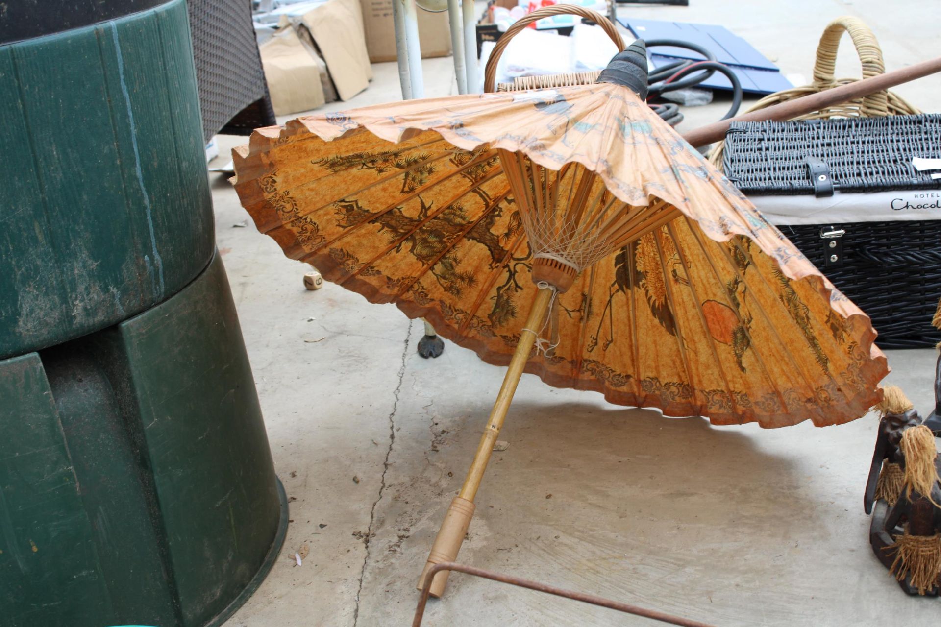 AN ORIENTAL STYLE PARASOL AND TREEN TRIBAL FIGURES - Bild 5 aus 5