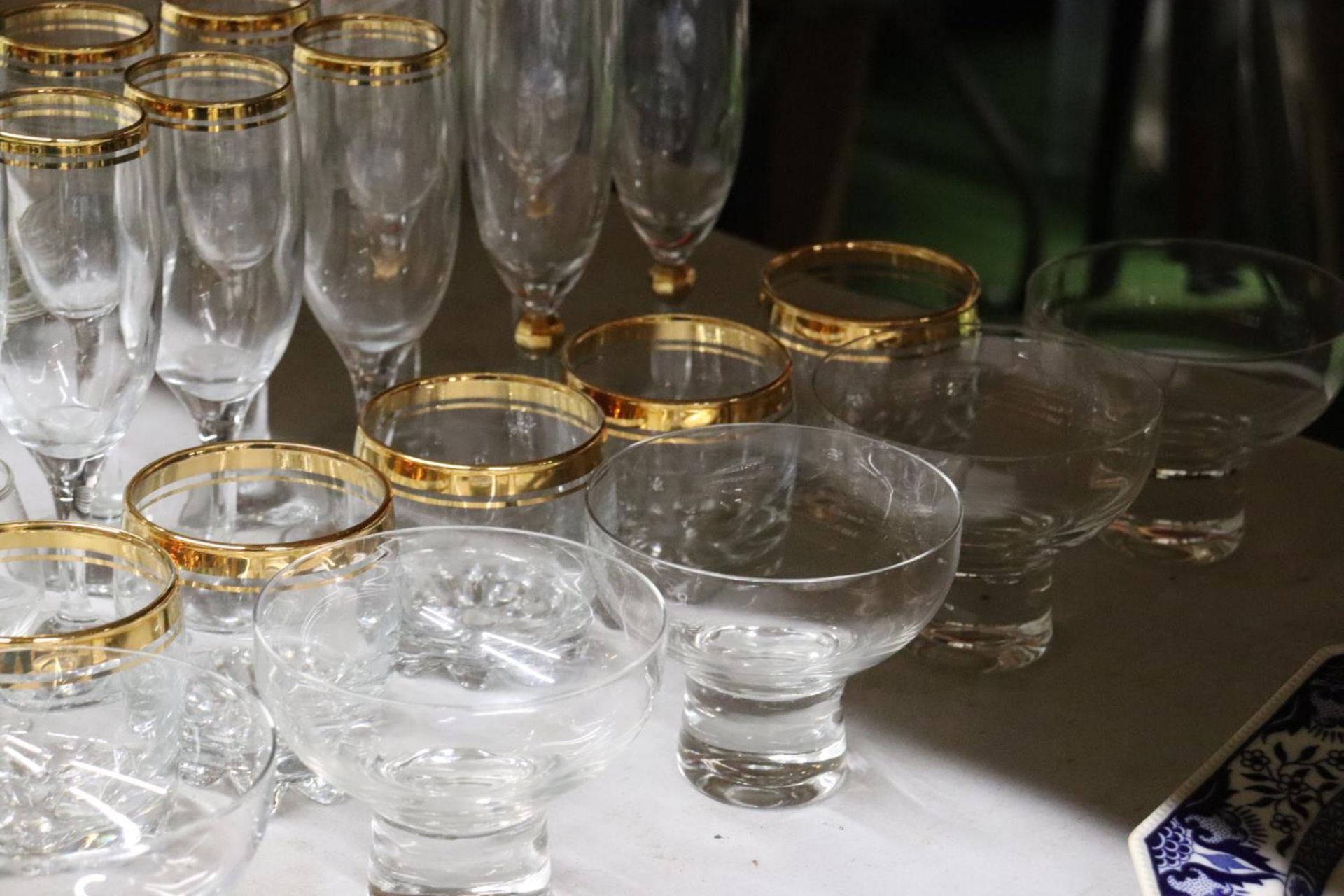 A QUANTITY OF DRINKING GLASS AND DESSERT BOWLS - Bild 3 aus 4