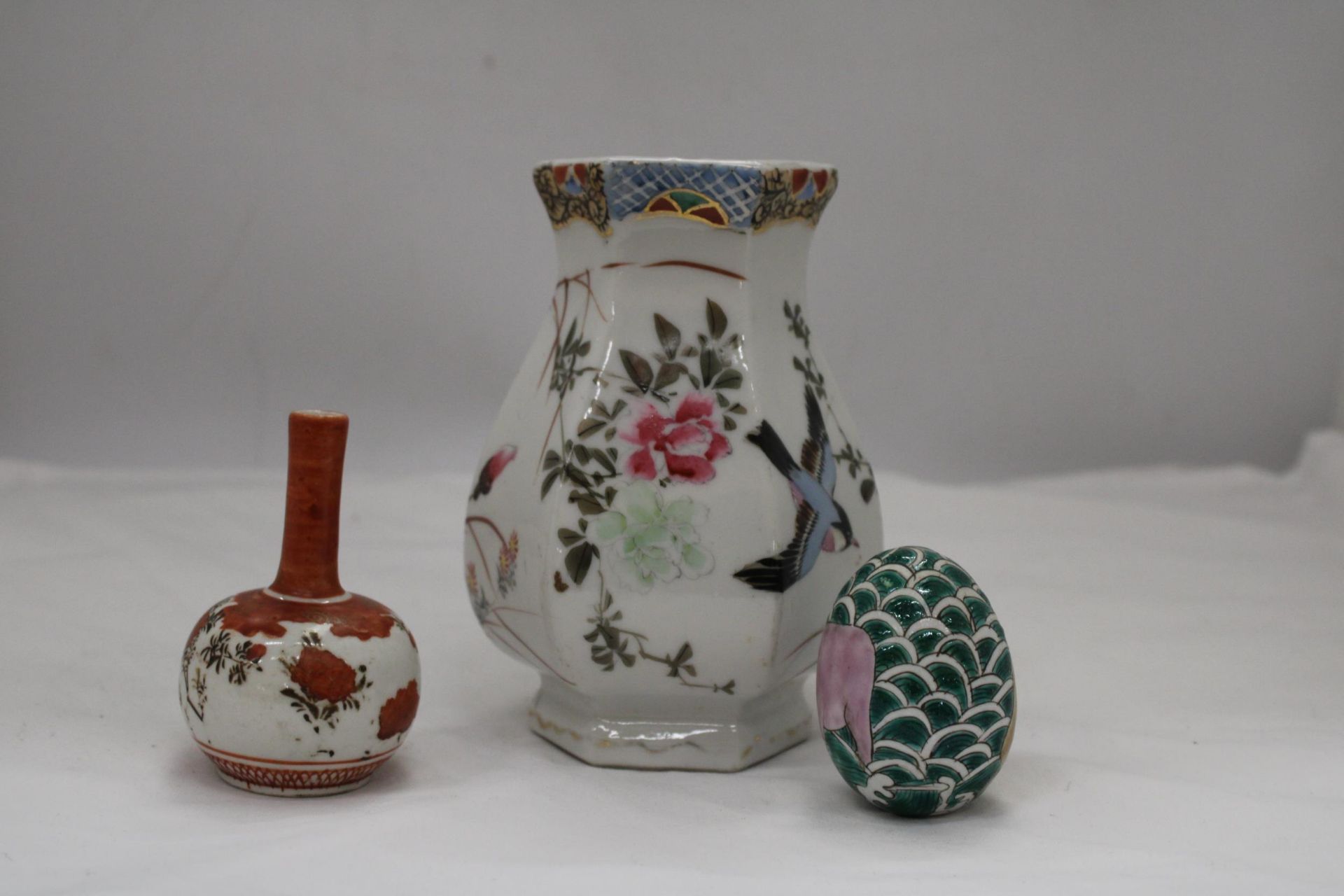 AN ORIENTAL HEXAGONAL VASE, SMALLER ORIENTAL VASE AND DECORATED EGG - Image 5 of 6