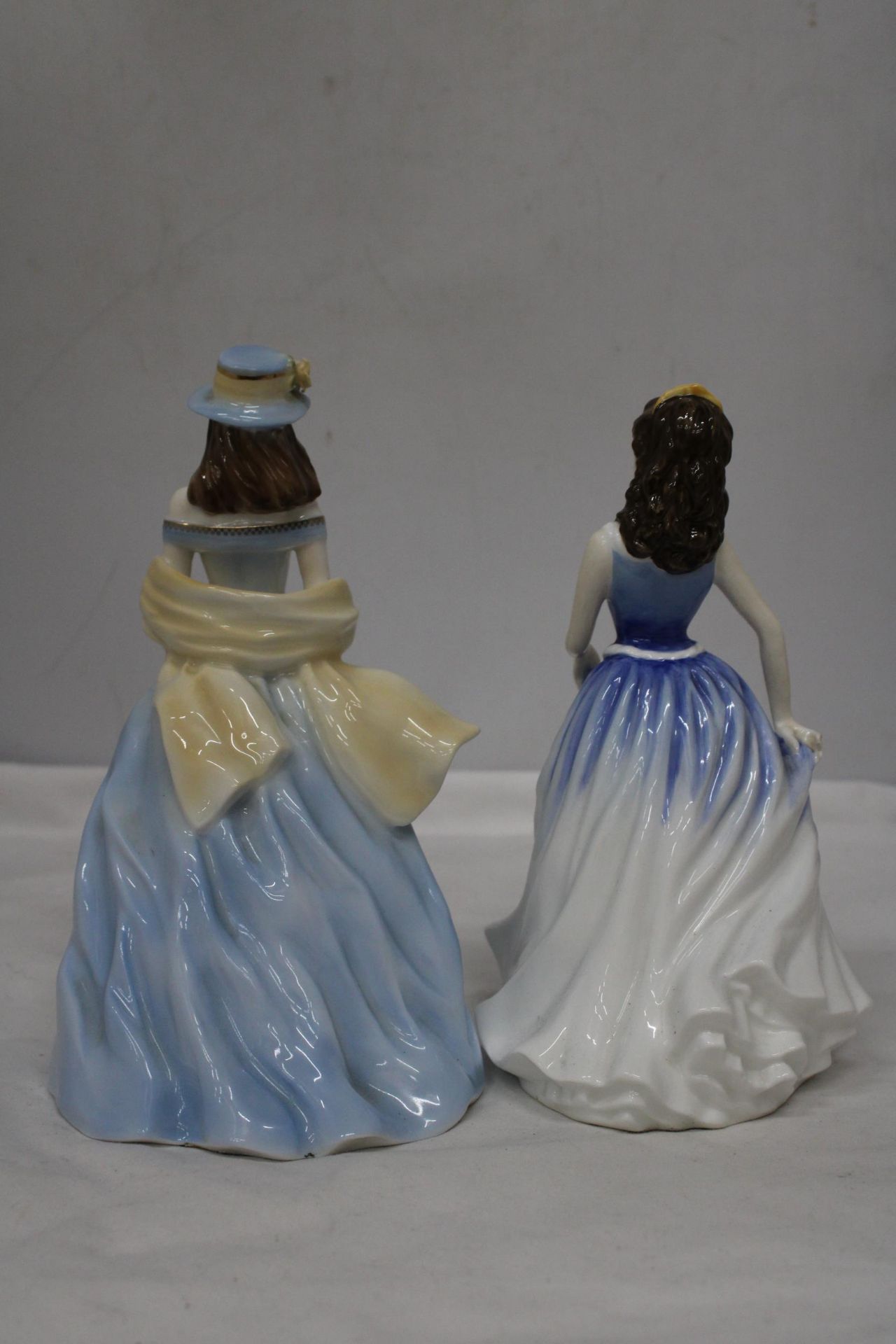 A ROYAL DOULTON FIGURE "MICHELLE" HN 4158 AND A ROYAL WOICESTER FIGURE "LOUISE" - Image 4 of 7