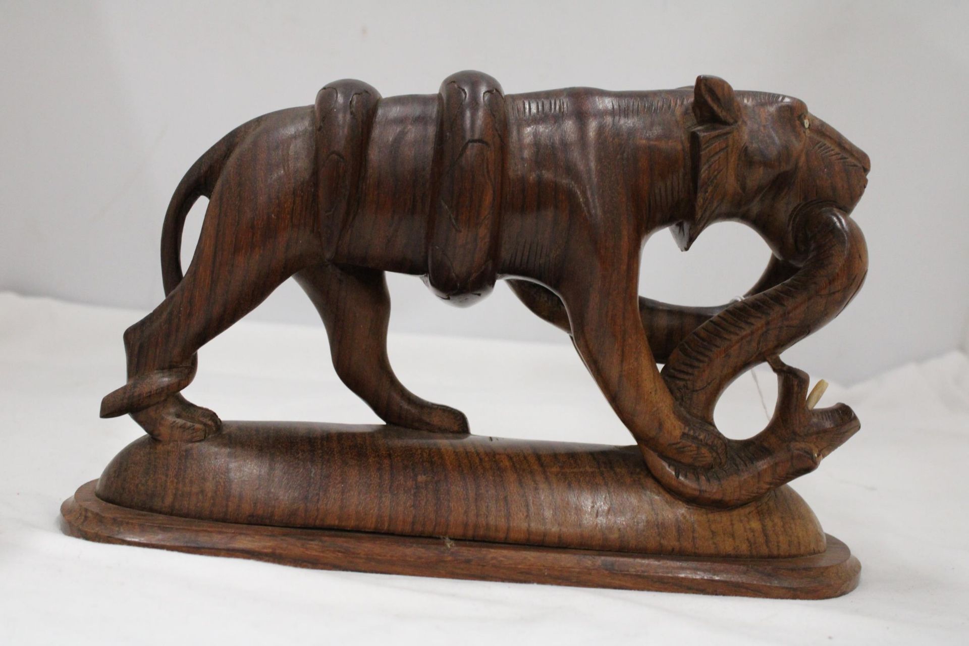 A CARVED WOODEN BIG CAT WITH A SNAKE, HEIGHT 17CM, LENGTH 28CM - Image 3 of 4