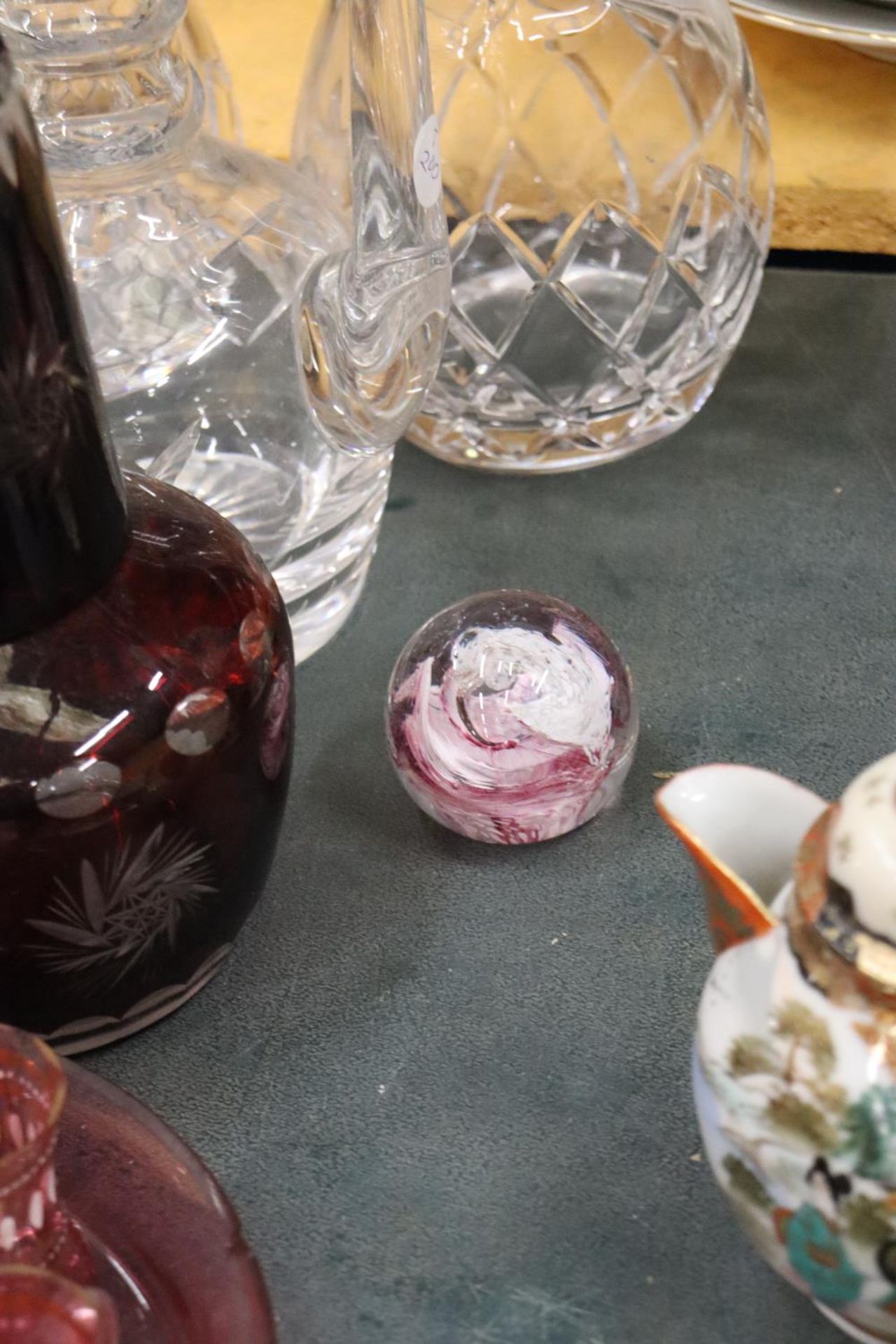 A QUANTITY OF GLASSWARE TO INCLUDE CRANBERRY GLASS, DECANTERS - Image 5 of 6