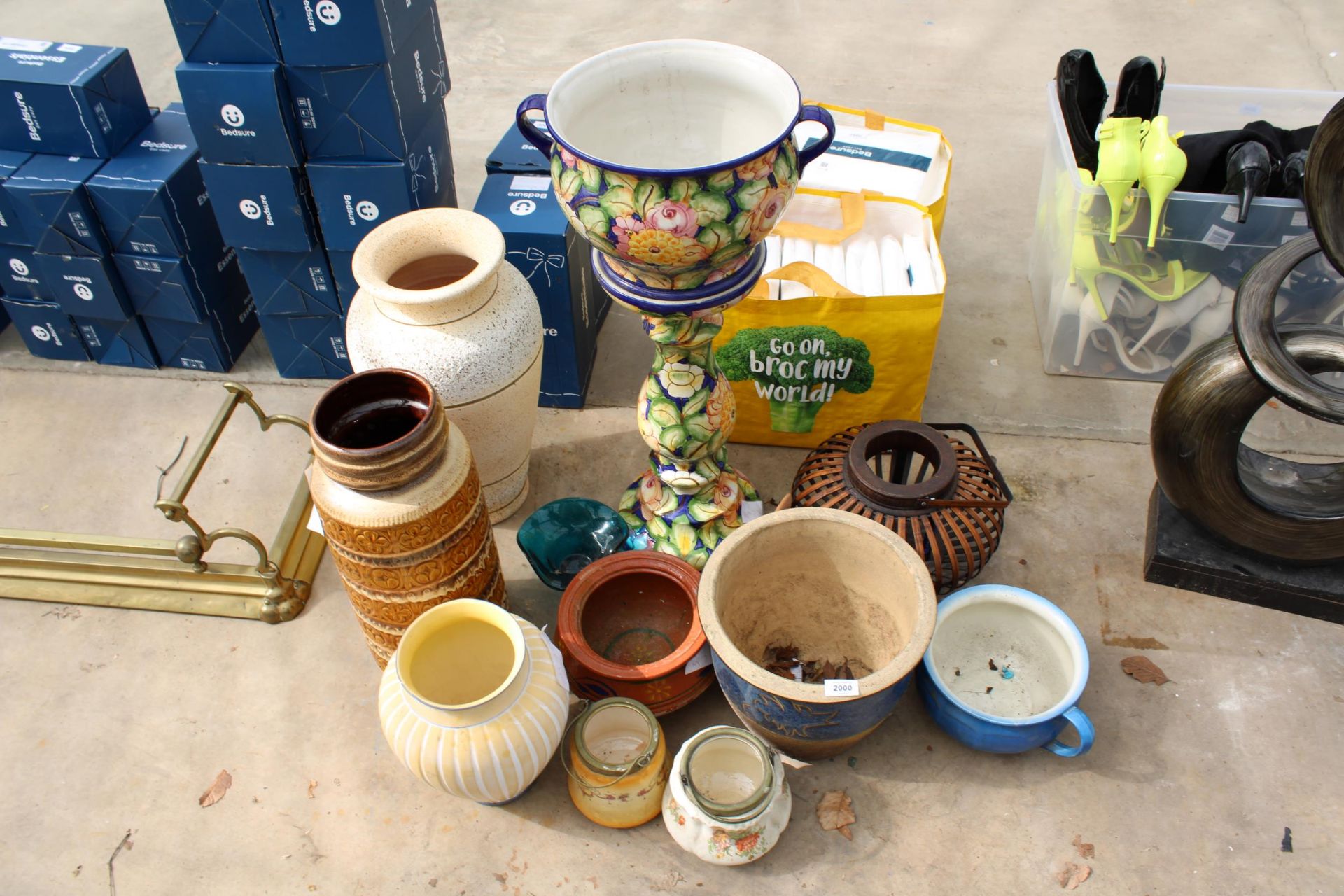AN ASSORTMENT OF VARIOUS POTS AND PLANTERS TO INCLUDE A CERAMIC JARDINAIRE AND STAND ETC