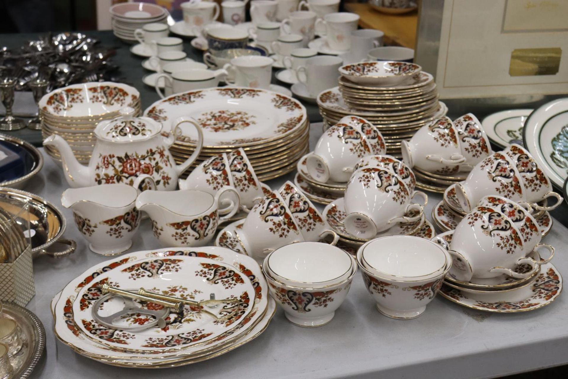 A COLCLOUGH "ROYALE" PART DINNER SERVICE TO INCLUDE A TEAPOT, TEACUPS, PLATES, DISHES, ETC.,