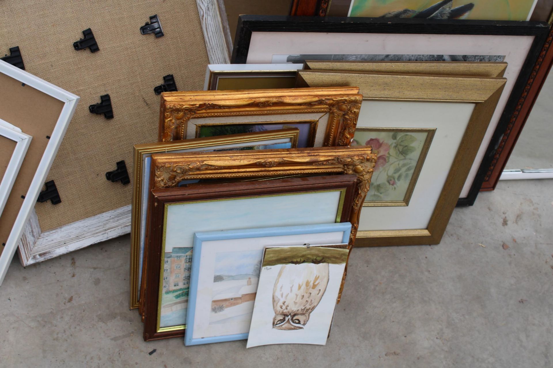 A LARGE ASSORTMENT OF FRAMED PRINTS AND PICTURES - Image 3 of 3