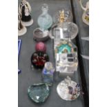 A QUANTITY OF GLASSWARE TO INCLUDE SIGNED PAPERWEIGHTS, SCENT BOTTLES, ETC