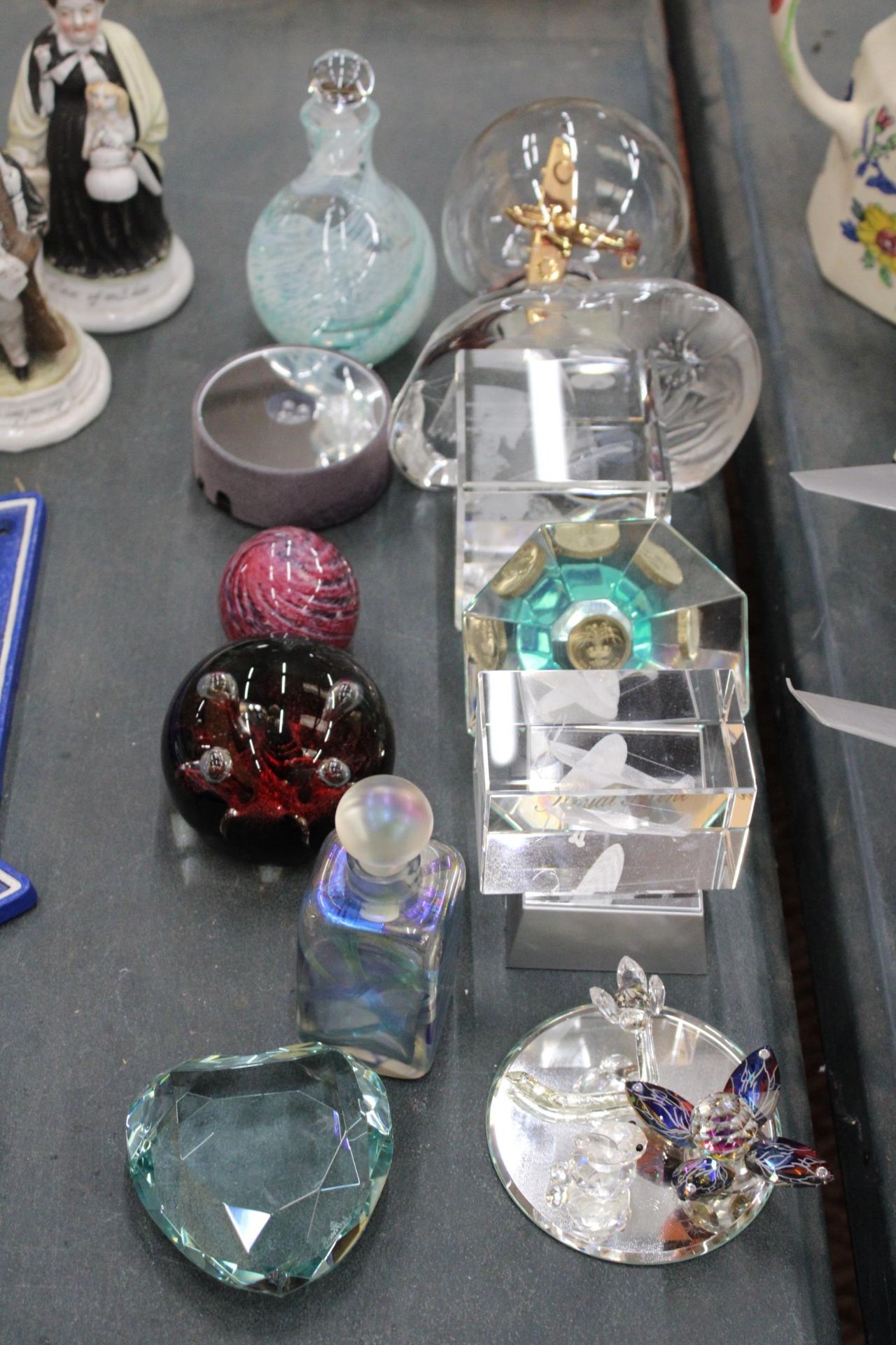 A QUANTITY OF GLASSWARE TO INCLUDE SIGNED PAPERWEIGHTS, SCENT BOTTLES, ETC