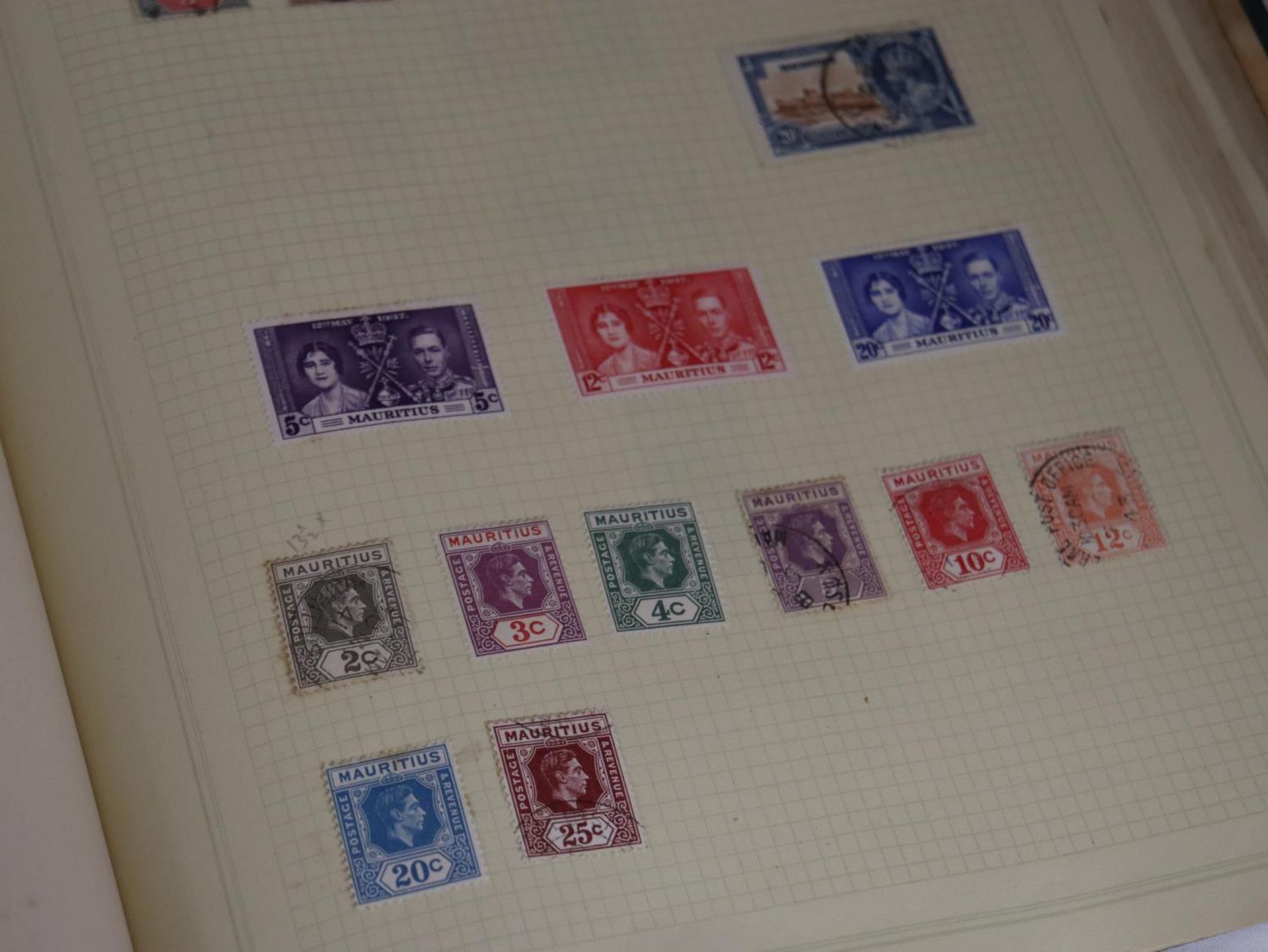 A GREEN LOOSE LEAF ALBUM HOUSING GB AND COMMONWEALTH STAMPS QV - GVI, NO QEII. GVI DEFINITIVE SETS - Image 3 of 5