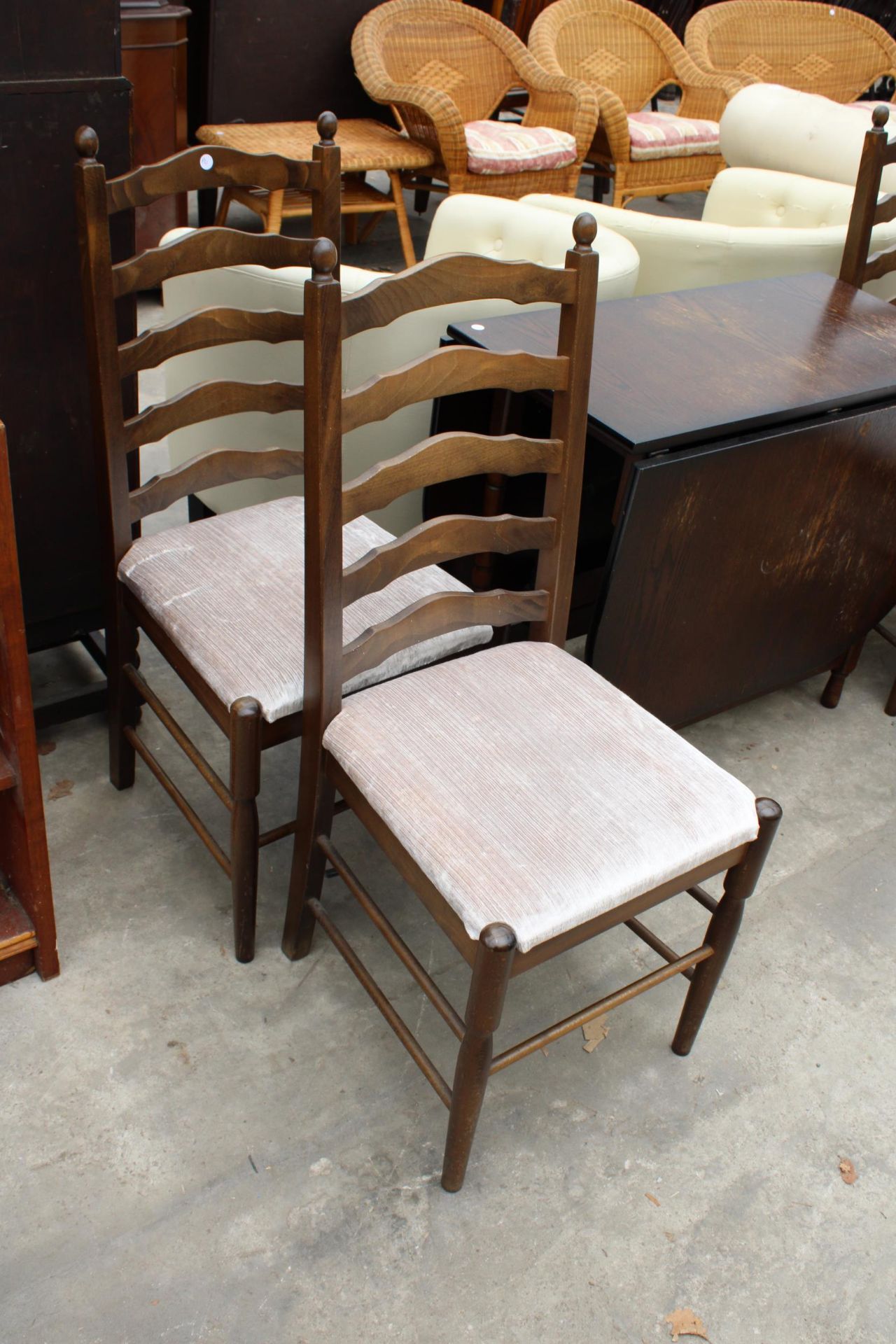 A MODERN OAK GATE-LEG DINING TABLE ON TURNED LEGS AND FOUR LADDER-BACK DINING CHAIRS - Image 2 of 3