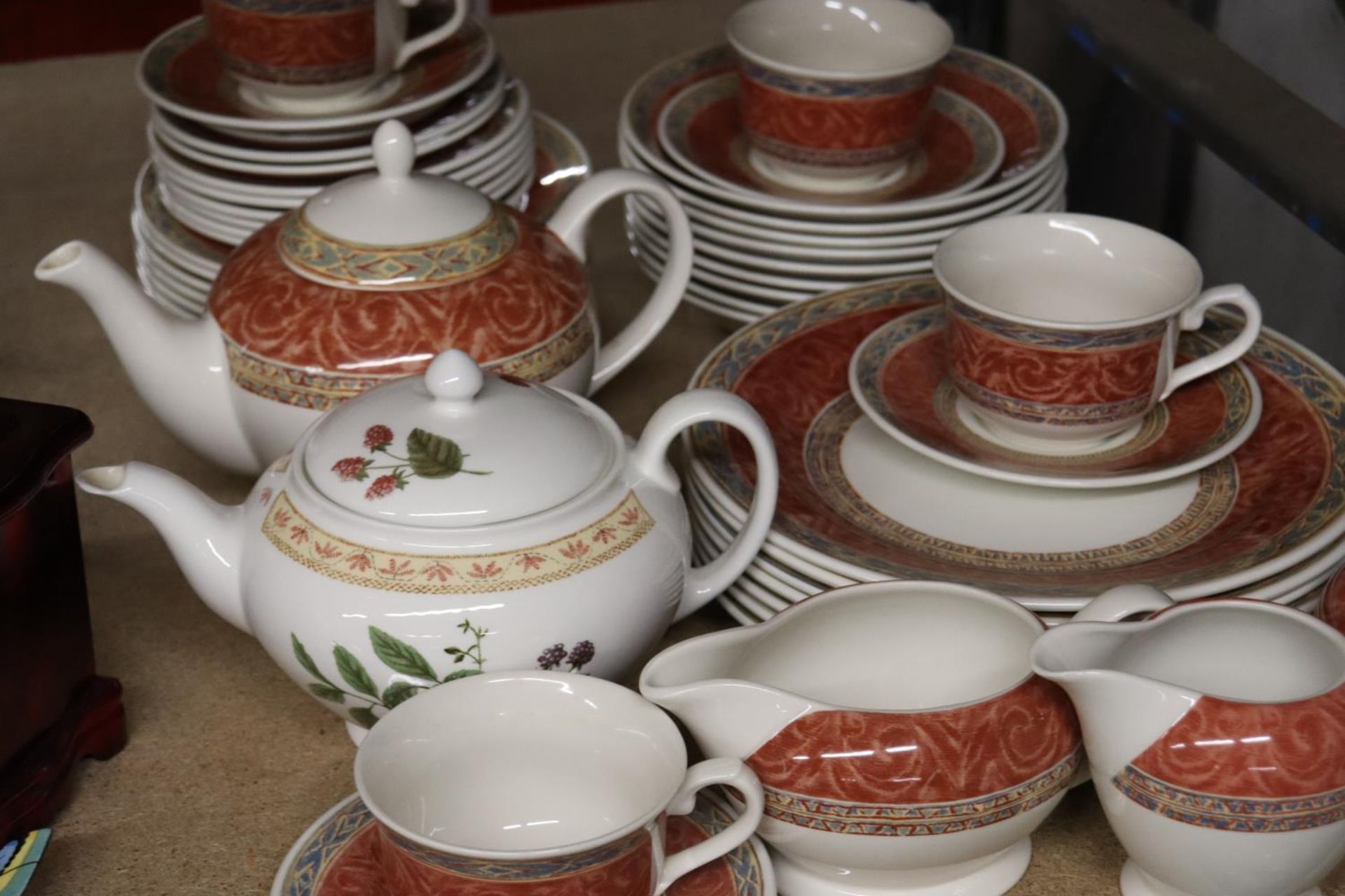 A CHURCHILL PART DINNER SERVICE TO INCLUDE VARIOUS SIZES OF PLATES, BOWLS, TWO TEAPOTS, SAUCE - Image 4 of 5