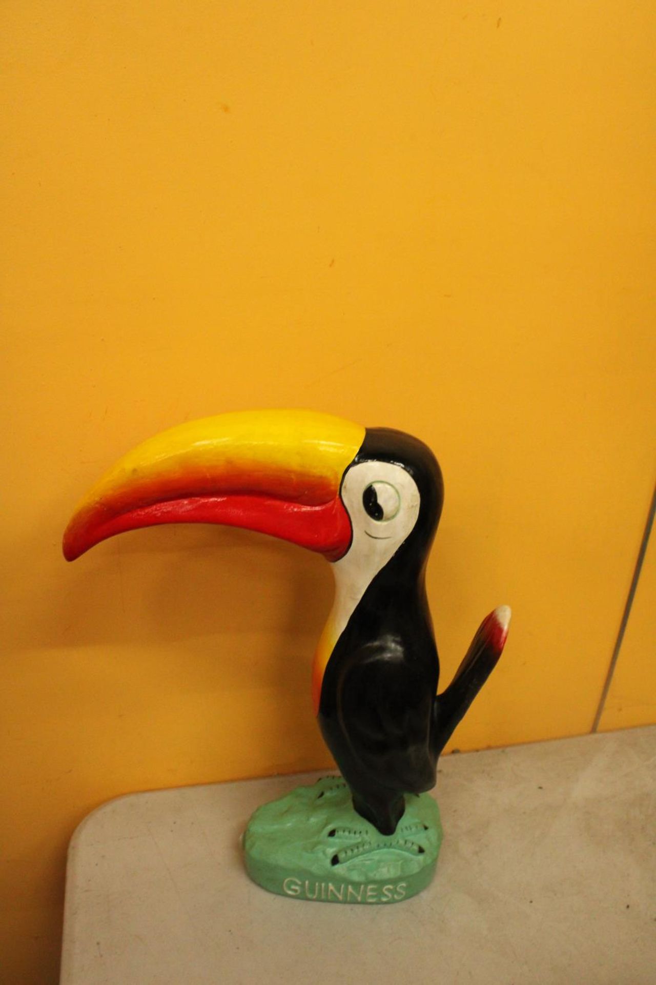 A LARGE GUINNESS ADVERTISING TOUCAN - Bild 3 aus 4