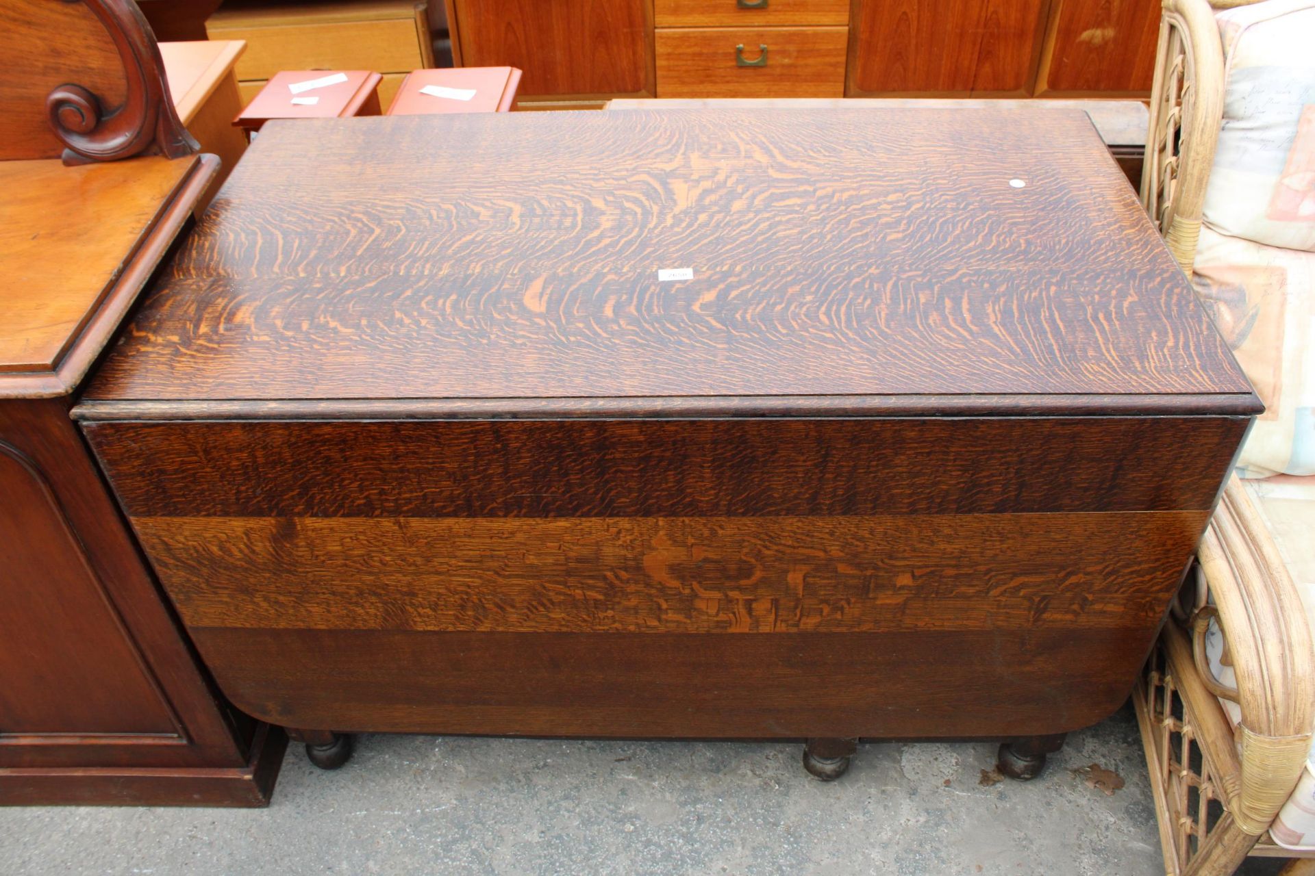 AN EARLY 20TH CENTURY OAK GATELEG DINING TABLE ON TURNED LEGS 72" X 48" OPENED