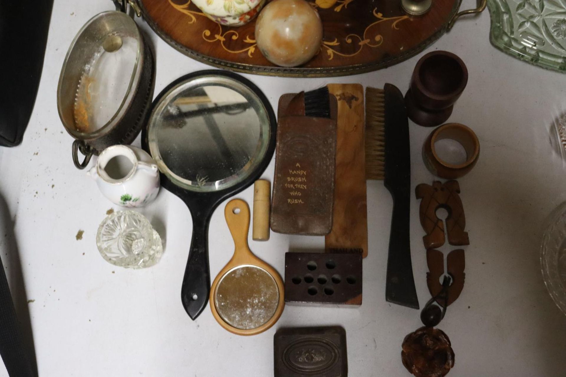 A MIXED LOT TO INCLUDE PORCELAIN VASES, AN INLAID GALLERIED TRAY, STAMP CASE, HAND MIRRORS, TREEN, - Bild 5 aus 5