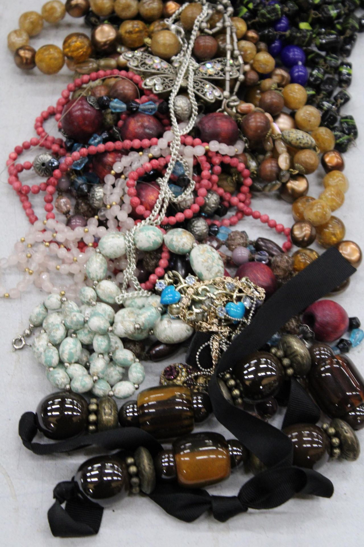 A LARGE QUANTITY OF VINTAGE NECKLACES - Image 2 of 5