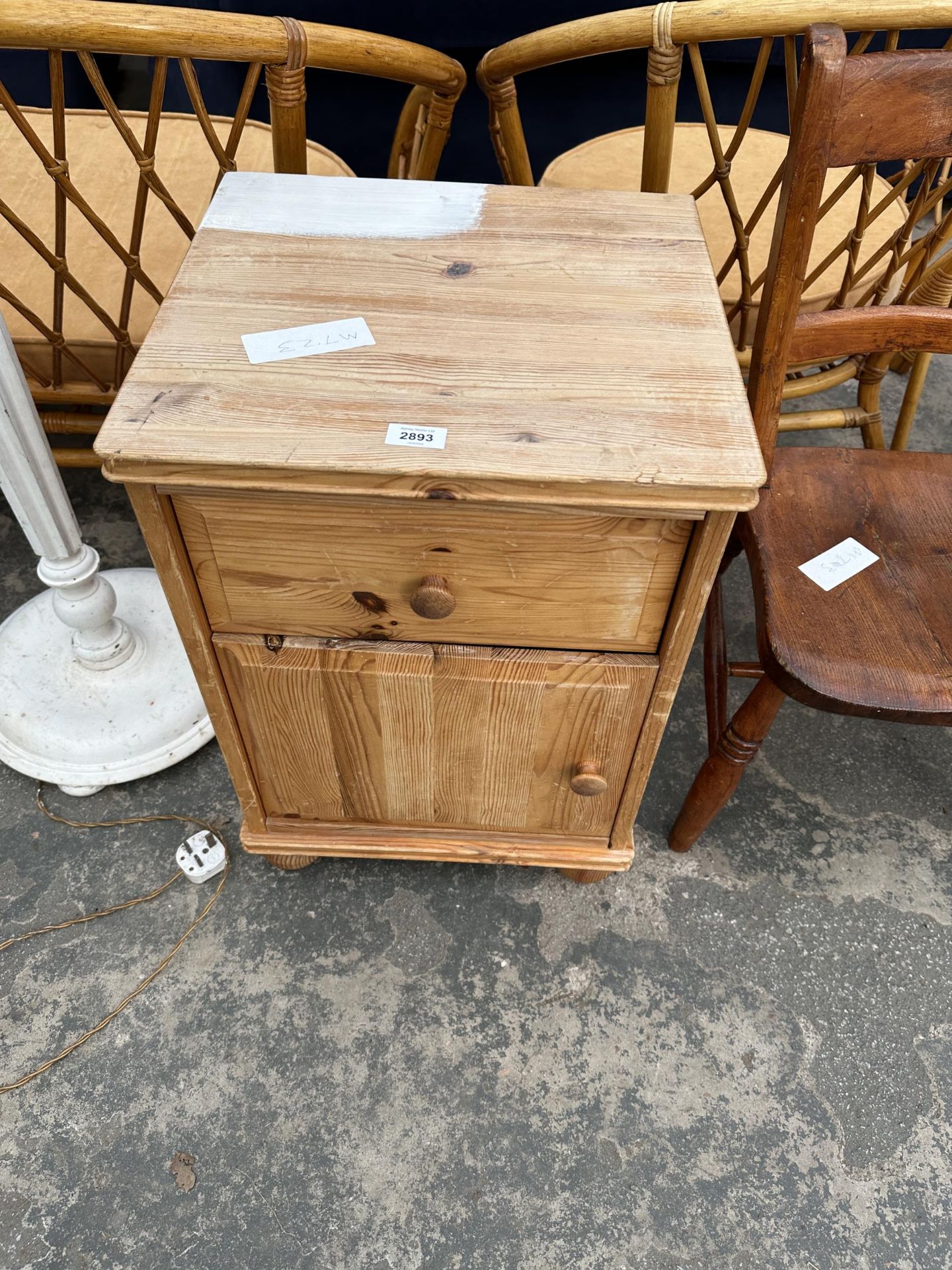 A MODERN PINE BEDSIDE LOCKER AND PAINTED STANDARD LAMP - Bild 2 aus 4