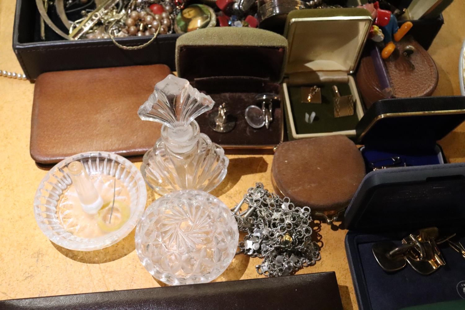 A QUANTITY OF ITEMS TO INCLUDE CUFFLINKS, MIRRORED COMPACTS, LIGHTERS, JEWELLERY, ETC., - Image 5 of 6