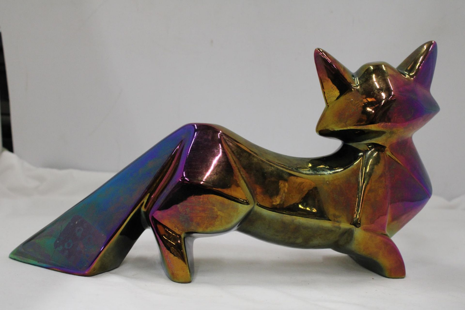 AN UNUSUAL GEODESIC IRIDESCENT FOX, HEIGHT 19CM, LENGTH 34CM - Image 3 of 5