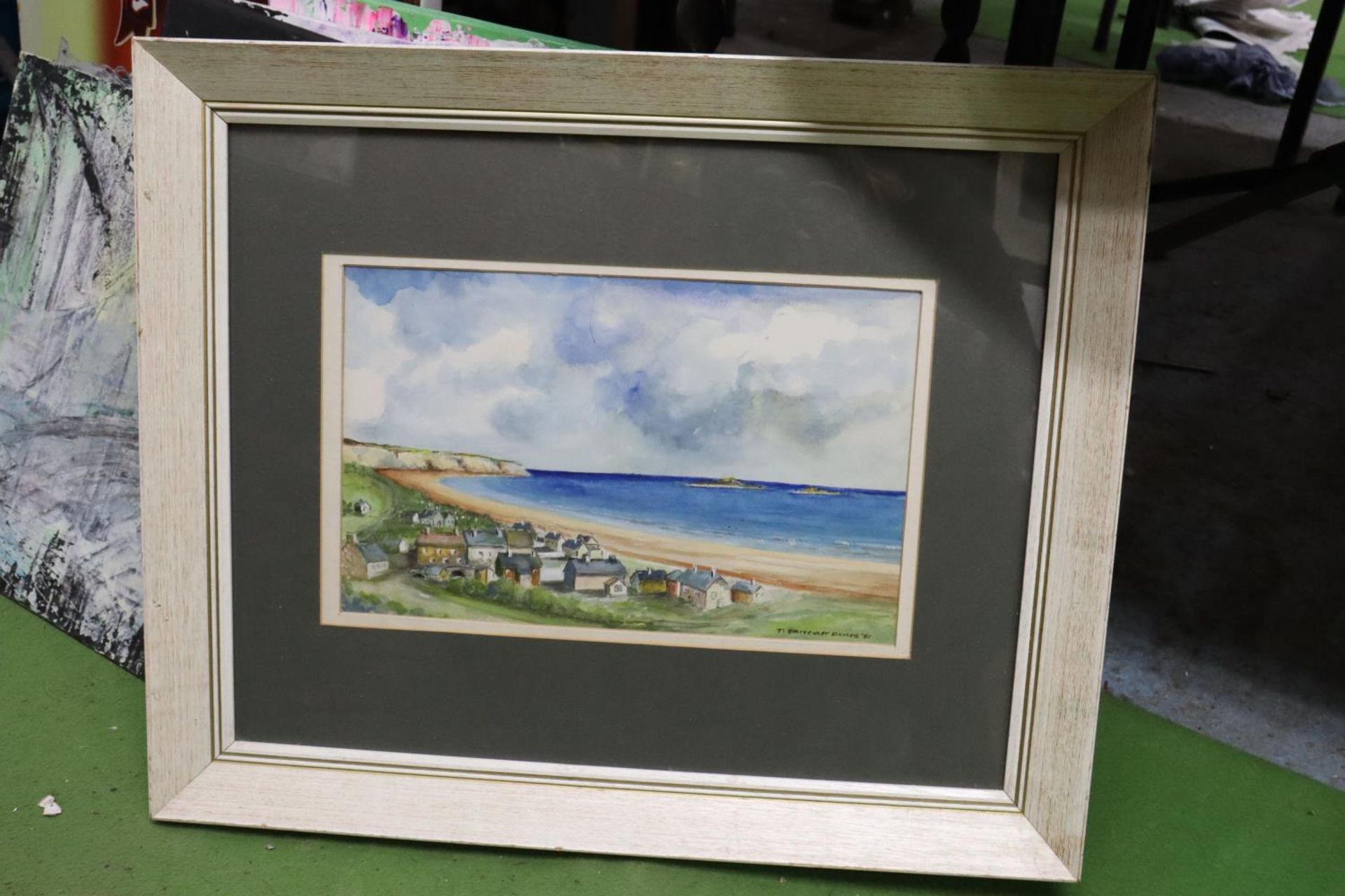 A FRAMED WATERCOLOUR OF A COASTAL BEACH SCENE, SIGNED T.CRITCHLEY DAVIES '81