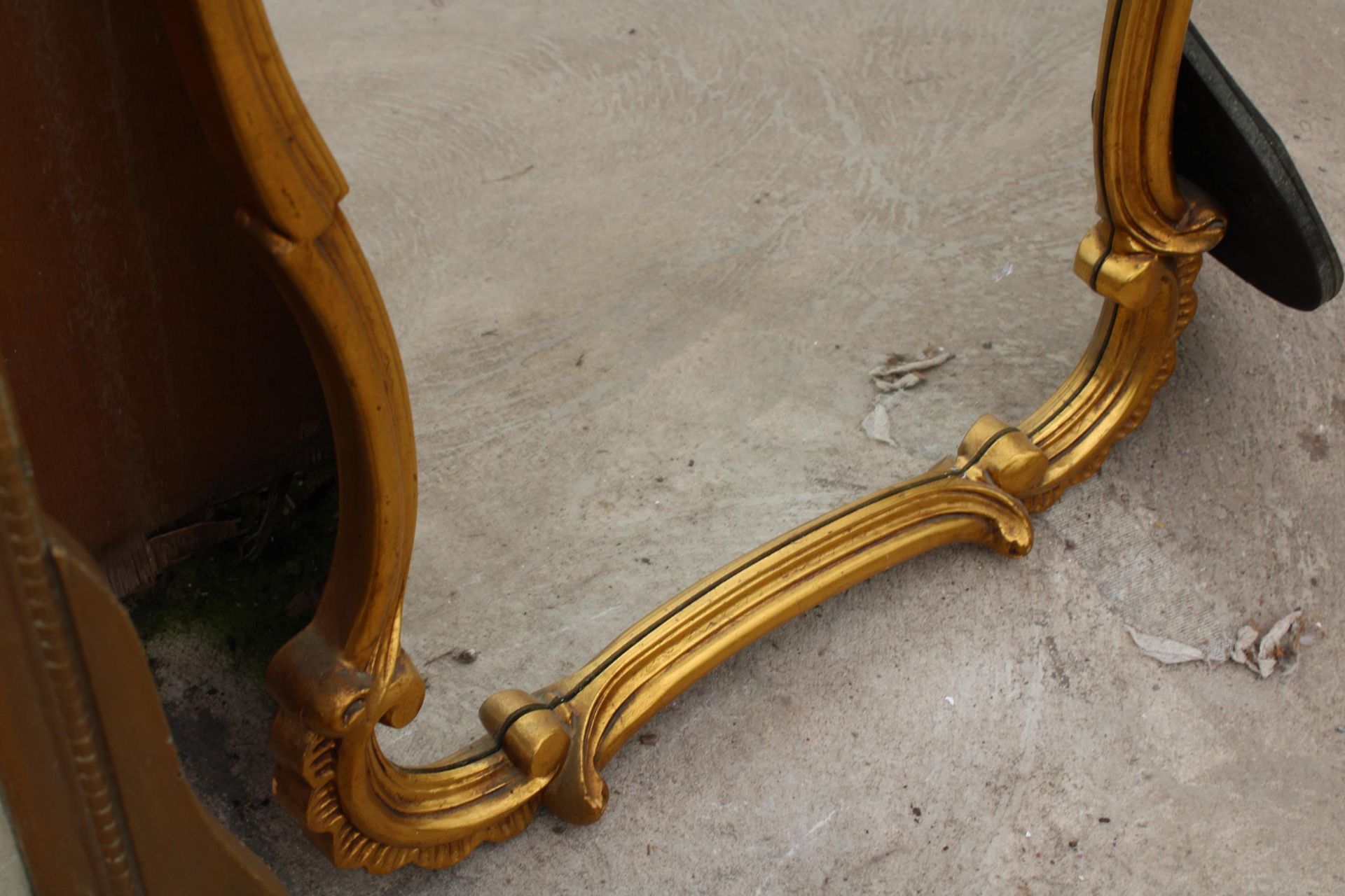 A GILT FRAMED WALL MIRROR, 35" X 24" - Image 3 of 3