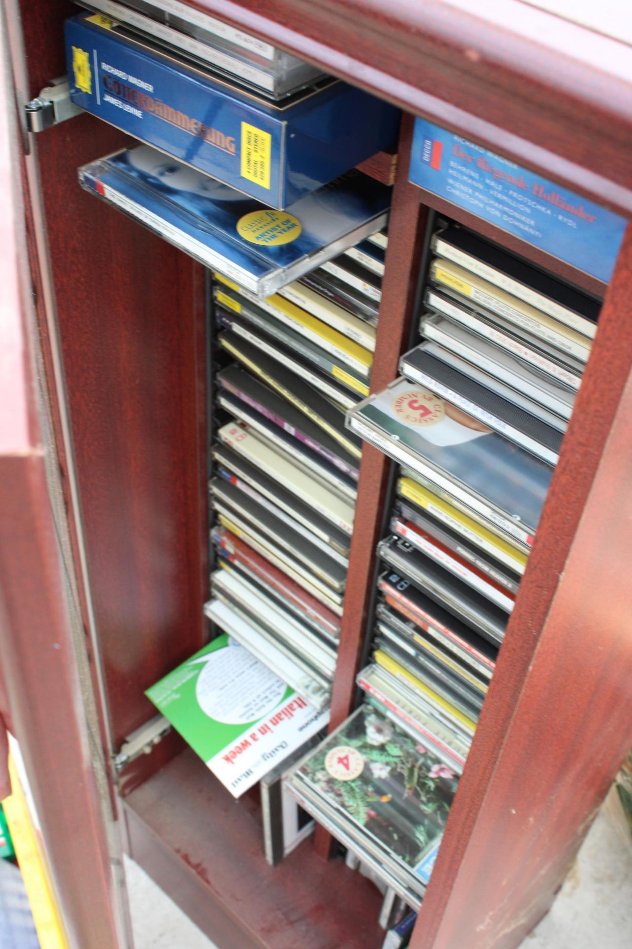 A LARGE ASSORTMENT OF CDS AND LP RECORDS - Bild 3 aus 3