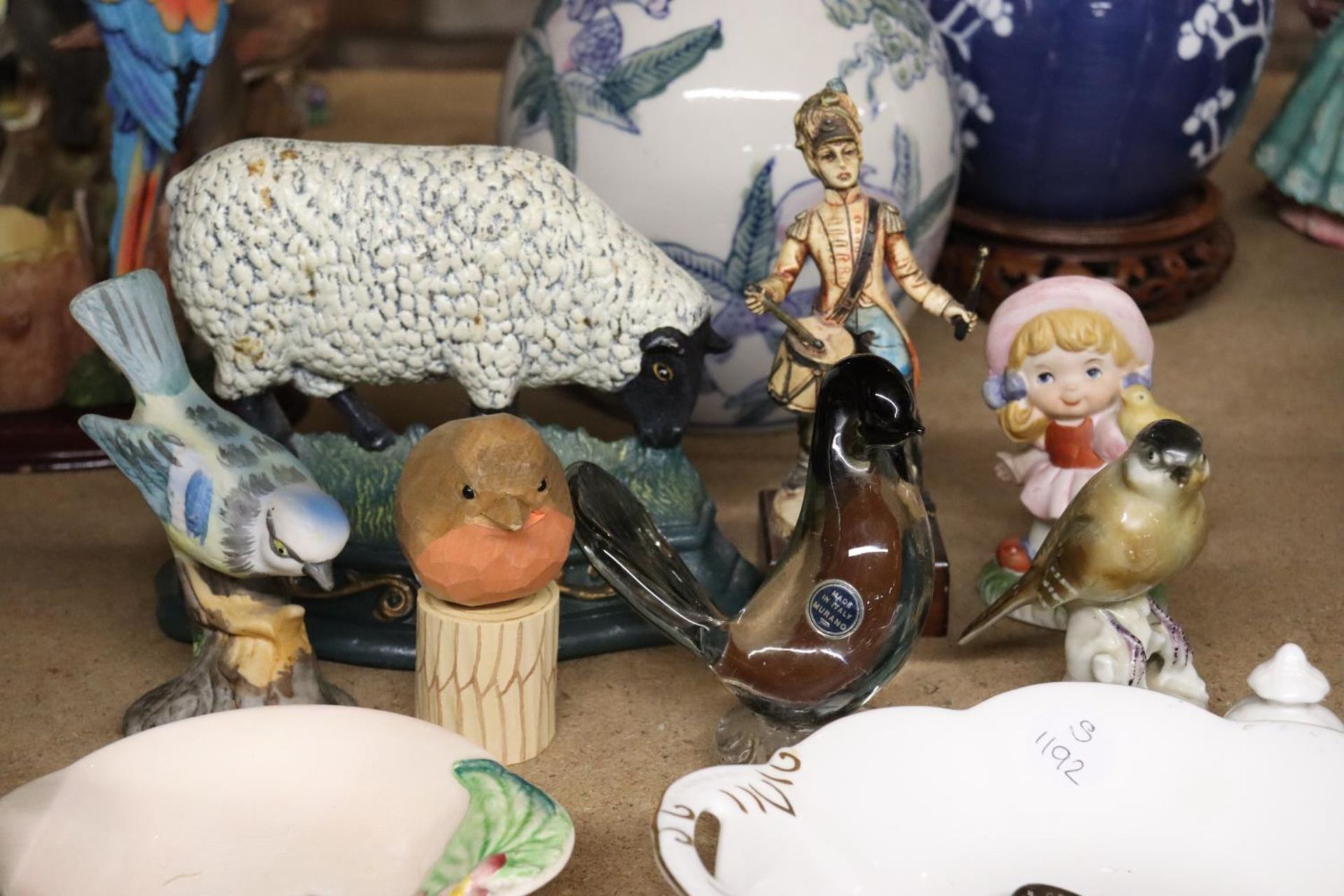 A MIXED LOT TO INCLUDE A MURANO BIRD PAPERWEIGHT, COALPORT PLATE, CARLTON WARE, BIRD FIGURES, - Image 3 of 5