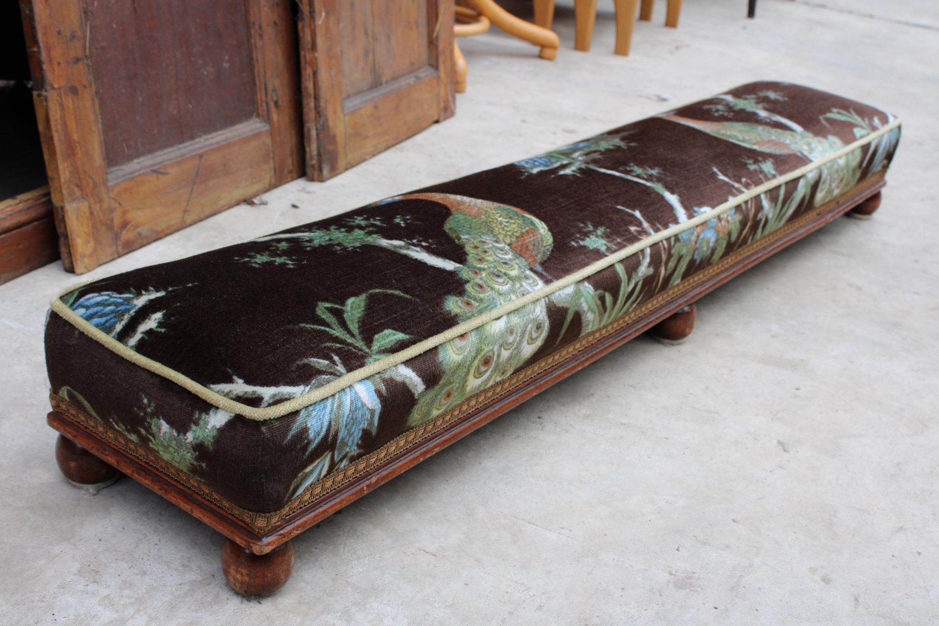 A VICTORIAN STYLE FOOT /KNEELER STOOL 48" X 9" - Image 4 of 4