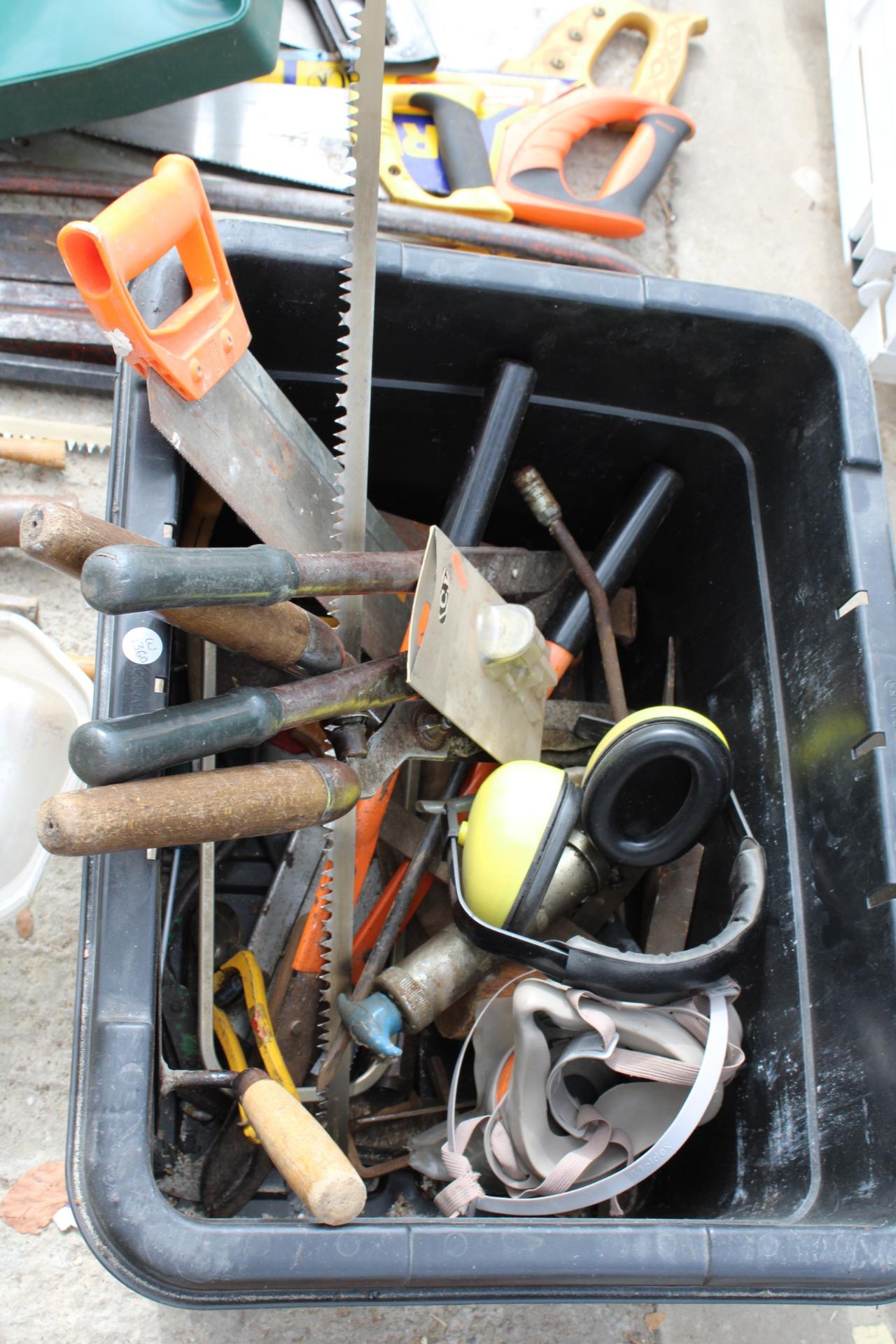 AN ASSORTMENT OF TOOLS TO INCLUDE G CLAMPS, CHISELS AND SAWS ETC - Image 6 of 7