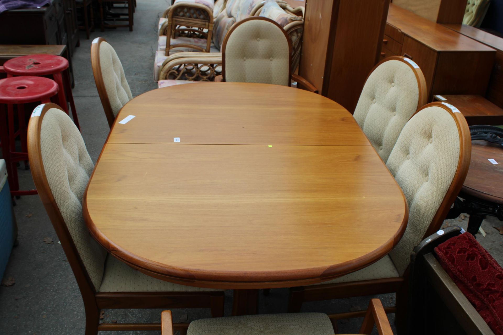 A RETRO TEAK SUTCLIFFE FURNITURE EXTENDING DINING TABLE, 56" X 40" (LEAF 21") AND SIX CHAIRS, TWO - Bild 2 aus 7