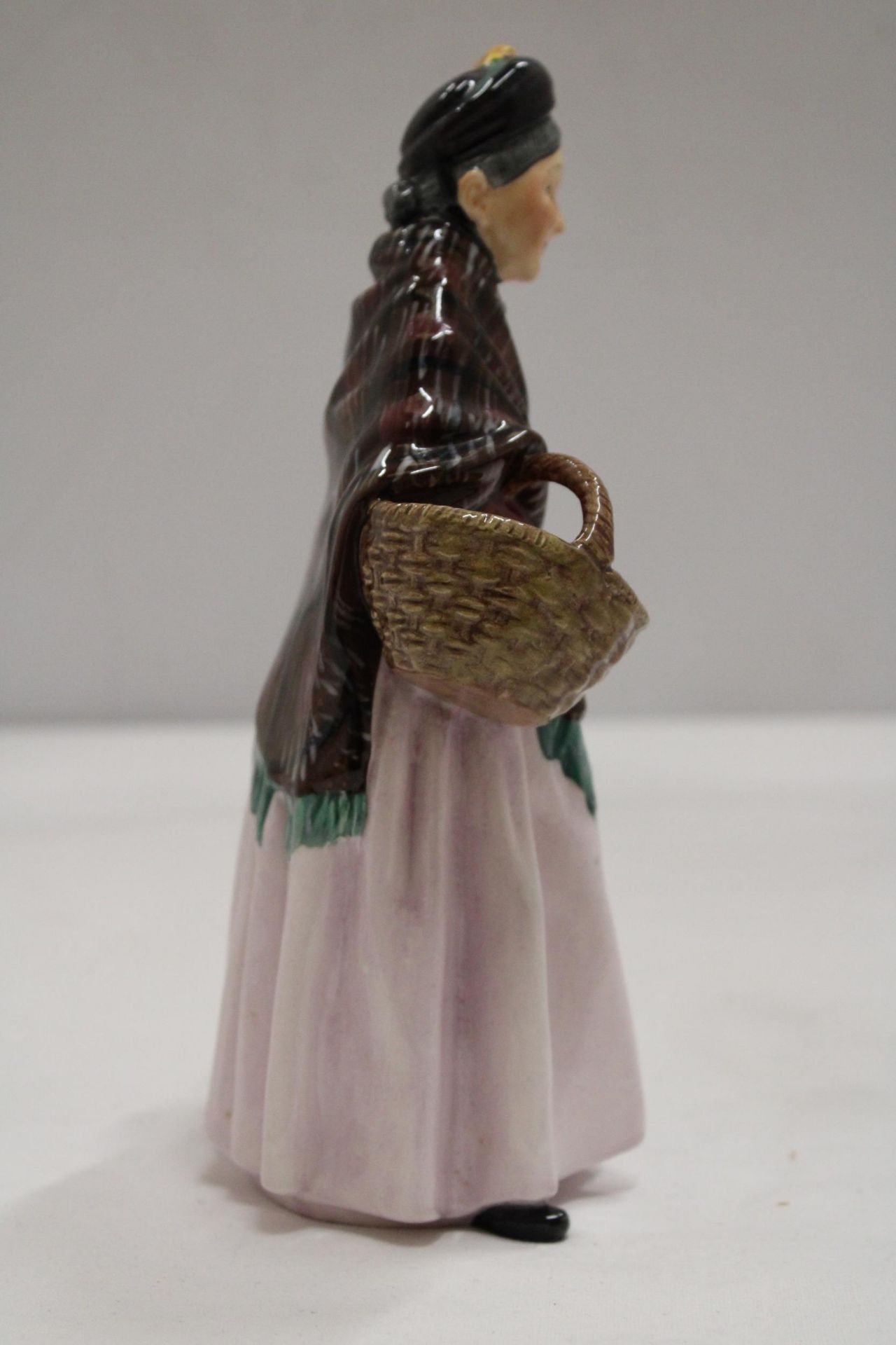 A ROYAL DOULTON FIGURE "THE ORANGE LADY" HN 1759 - Image 3 of 6