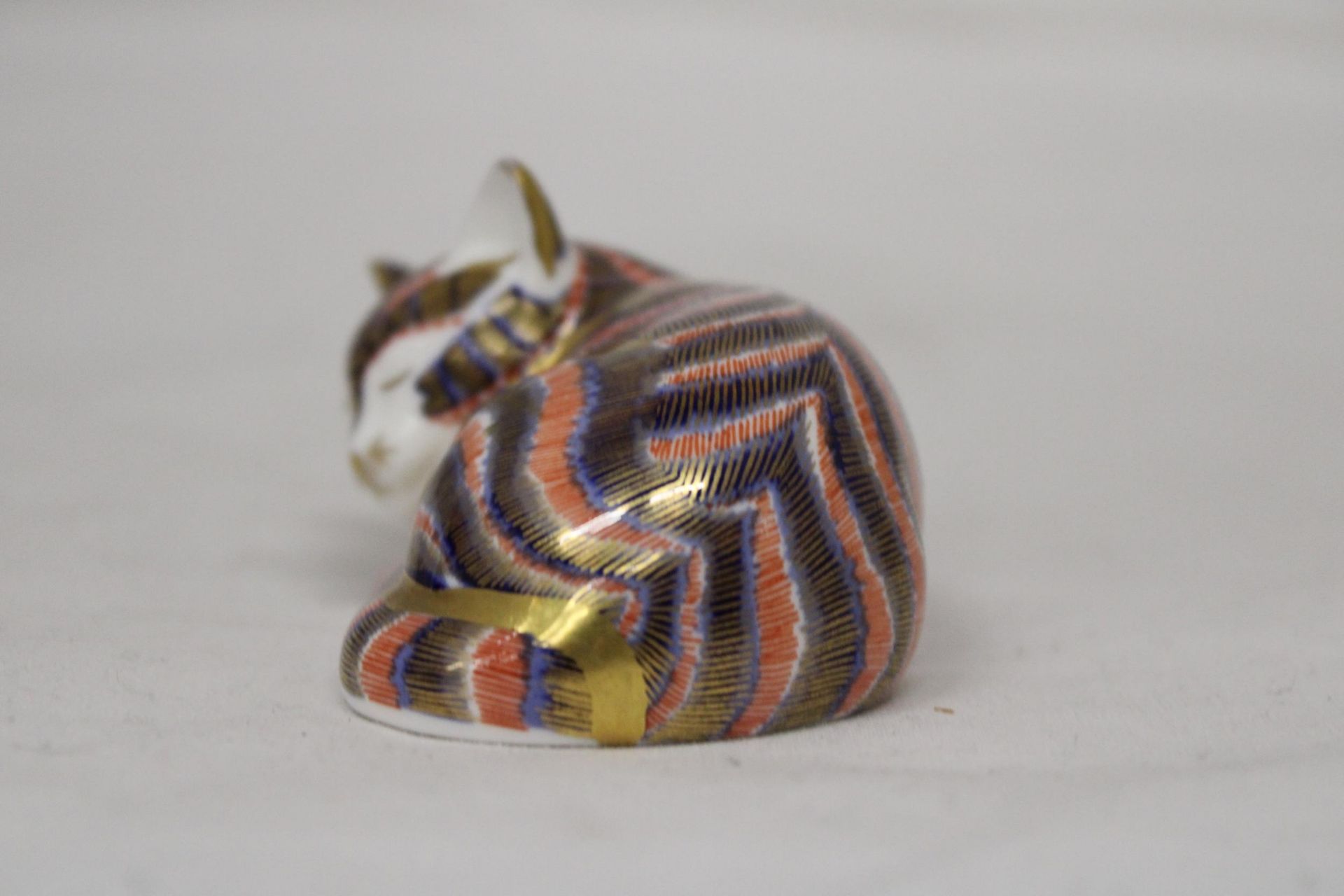 A ROYAL CROWN DERBY SLEEPING CAT (FIRSTS) - Image 3 of 6