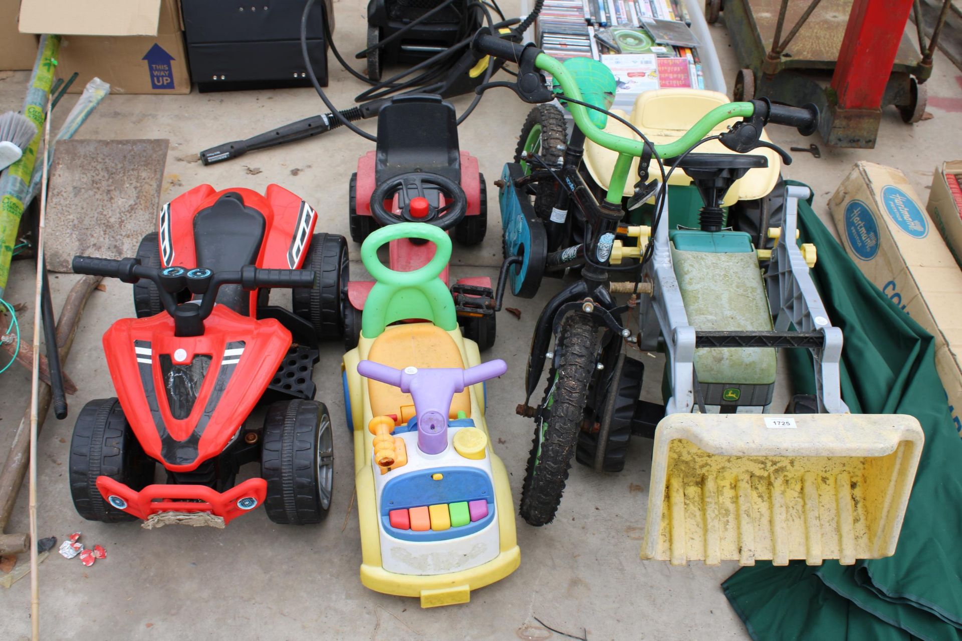 AN ASSORTMENT OF CHILDRENS TOYS TO INCLUDE A JOHN DEERE PEDAL TRACTOR, AN ELECTRIC QUAD BIKE AND A