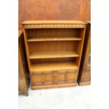 AN ERCOL BLONDE THREE TIER OPEN BOOKCASE WITH CUPBOARD TO BASE, 39.5" WIDE