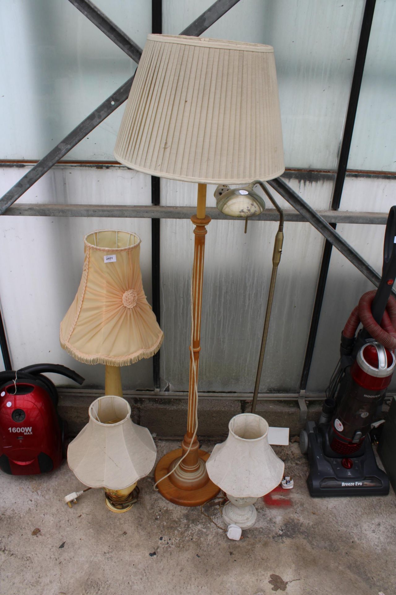 AN ASSORTMENT OF VARIOUS TABLE AND STANDARD LAMPS