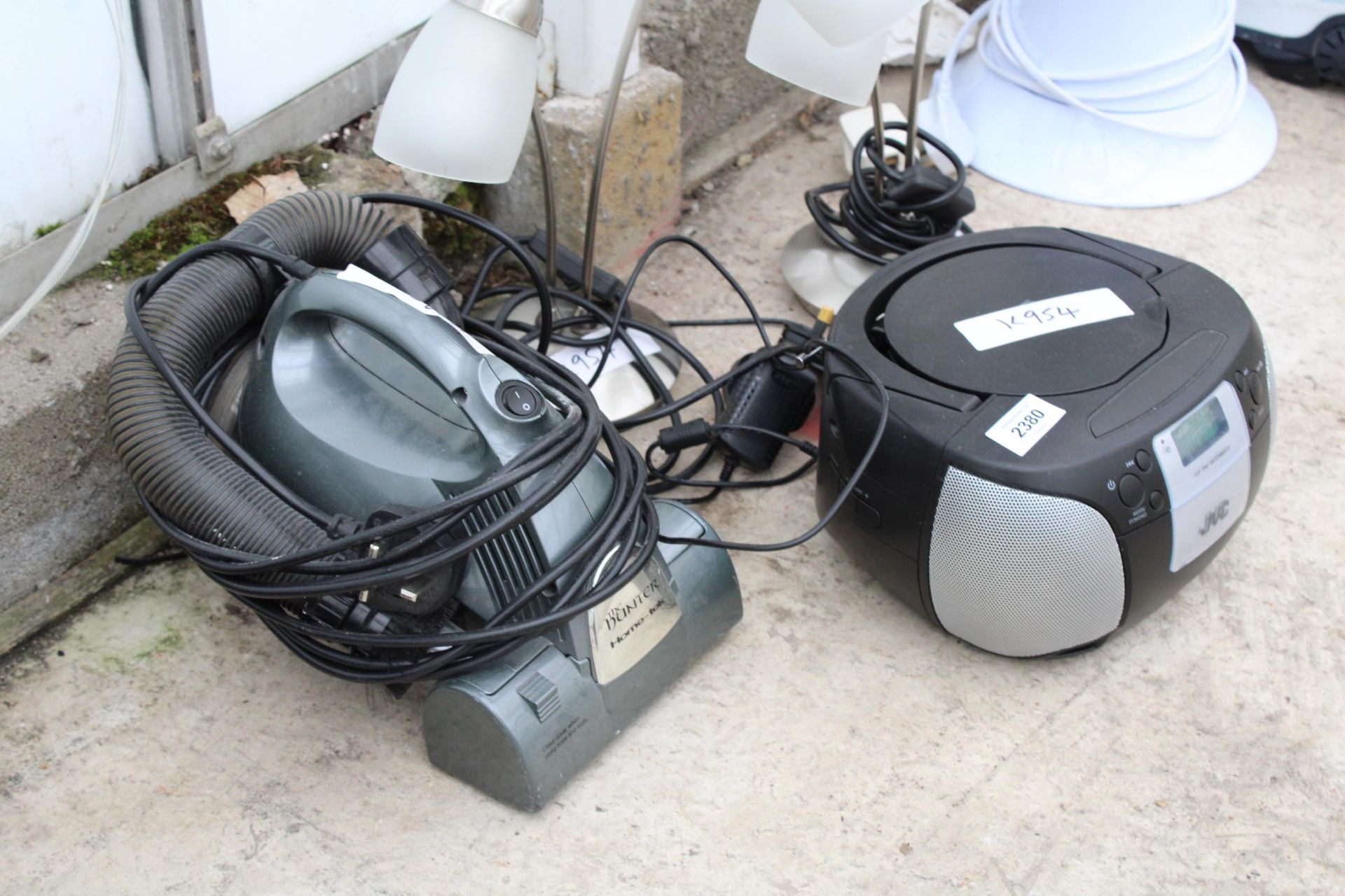 AN ASSORTMENT OF ITEMS TO INCLUDE TWO LAMPS AND A CD PLAYER - Bild 2 aus 2