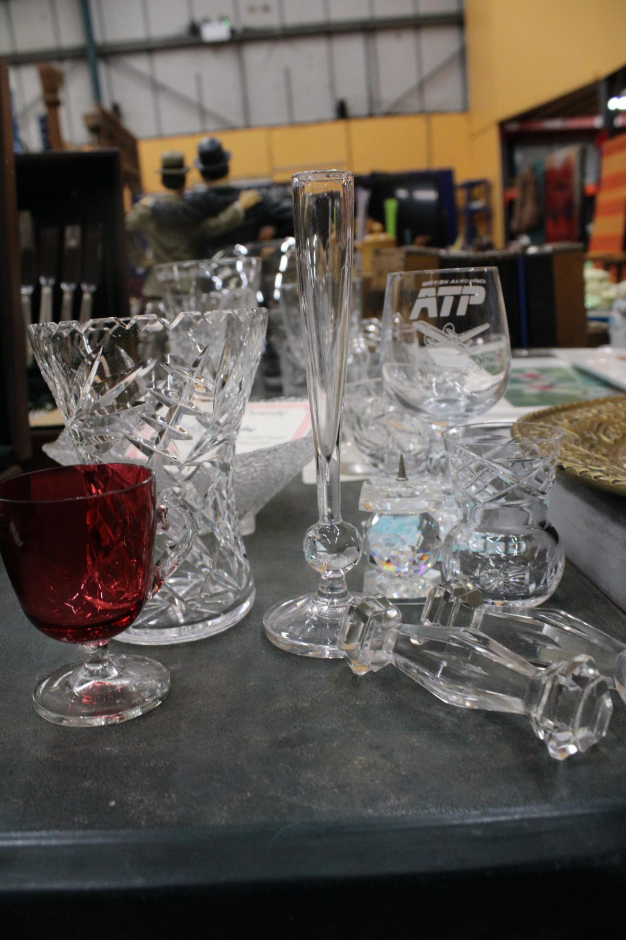 A LARGE QUANTITY OF GLASSWARE TO INCLUDE BOWLS, TANKARDS, VASES, KNIFE RESTS, WINE GLASSES - Image 6 of 9