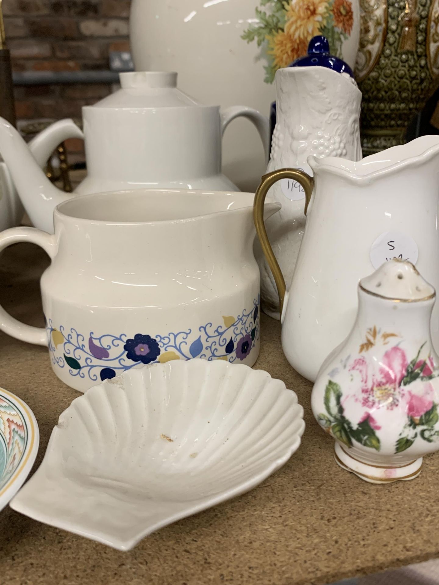A QUANTITY OF CERAMIC ITEMS TO INCLUDE SAUCE BOATS, JUGS, TEAPOTS, ETC - Image 4 of 4