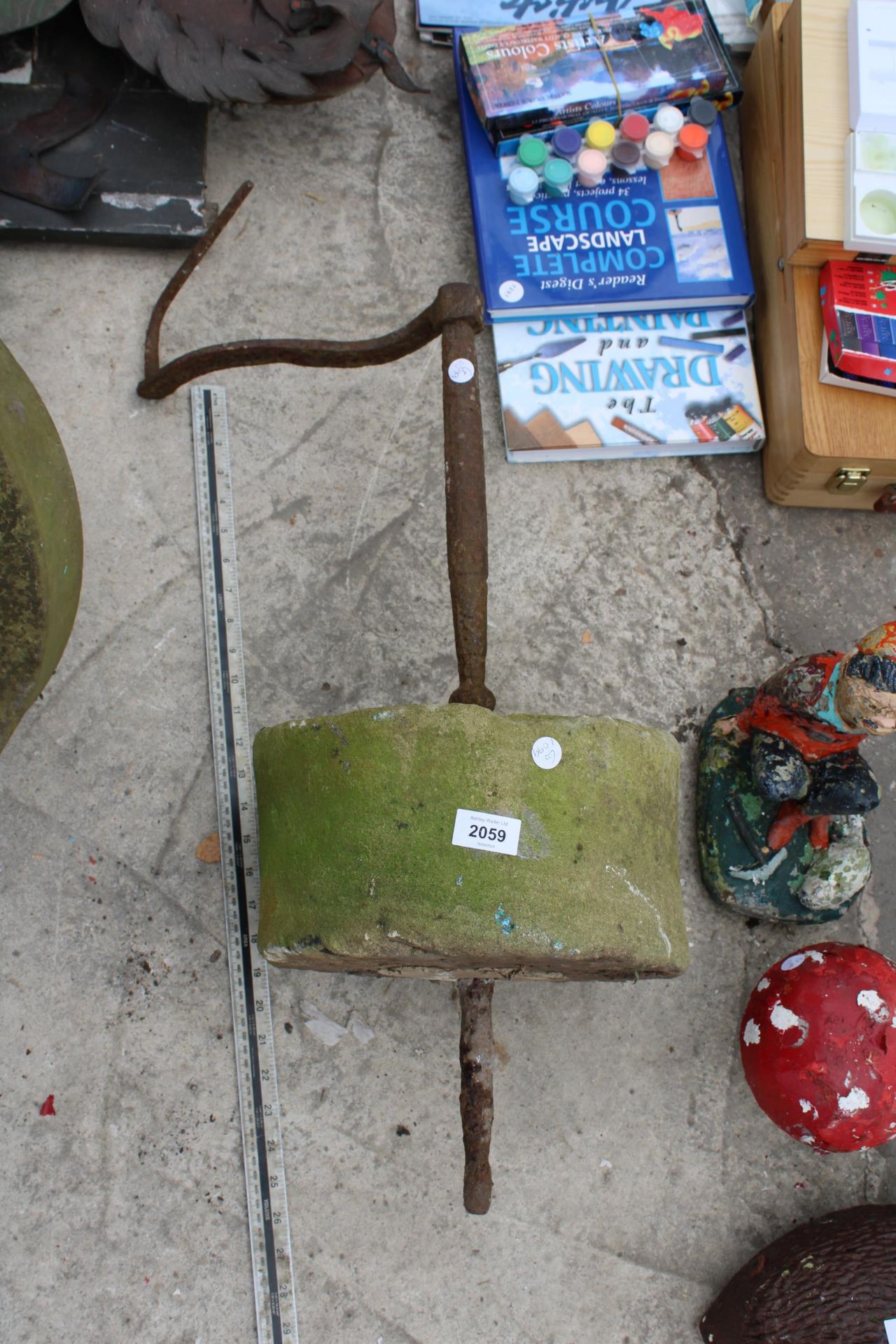 A VINTAGE GRIND STONE WHEEL WITH HANDLE - Bild 2 aus 2