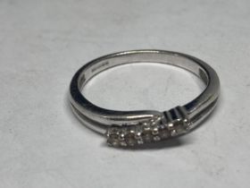 A 9 CARAT WHITE GOLD RING WITH FIVE IN LINE STONES SIZE N