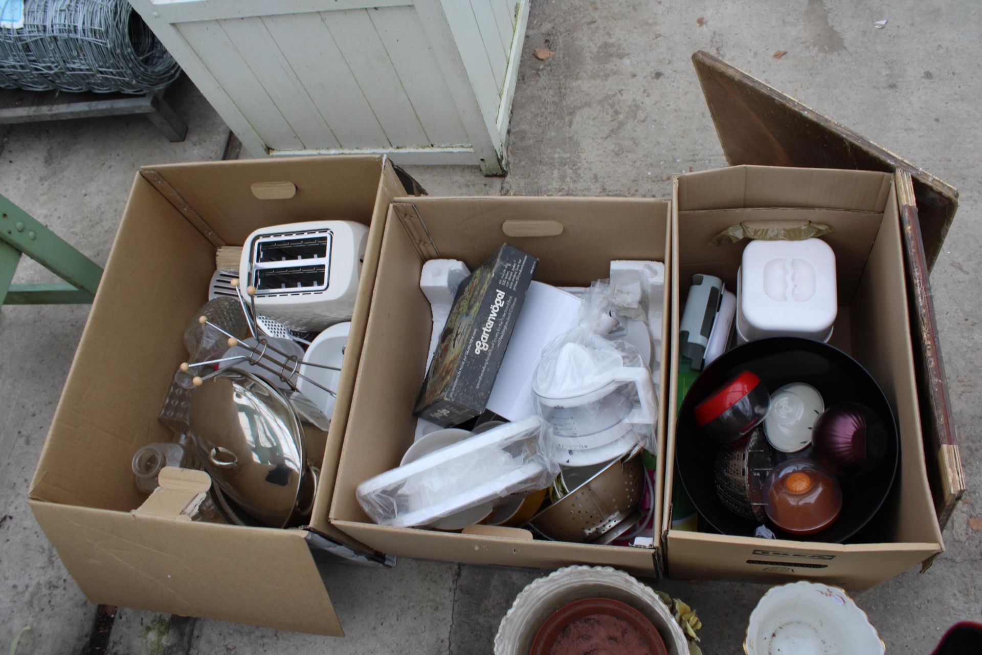 A COLLECTION OF HOUSEHOLD ITEMS TO INCLUDE TWO CHESS BOARDS, PLANTERS, ETC - Image 4 of 5