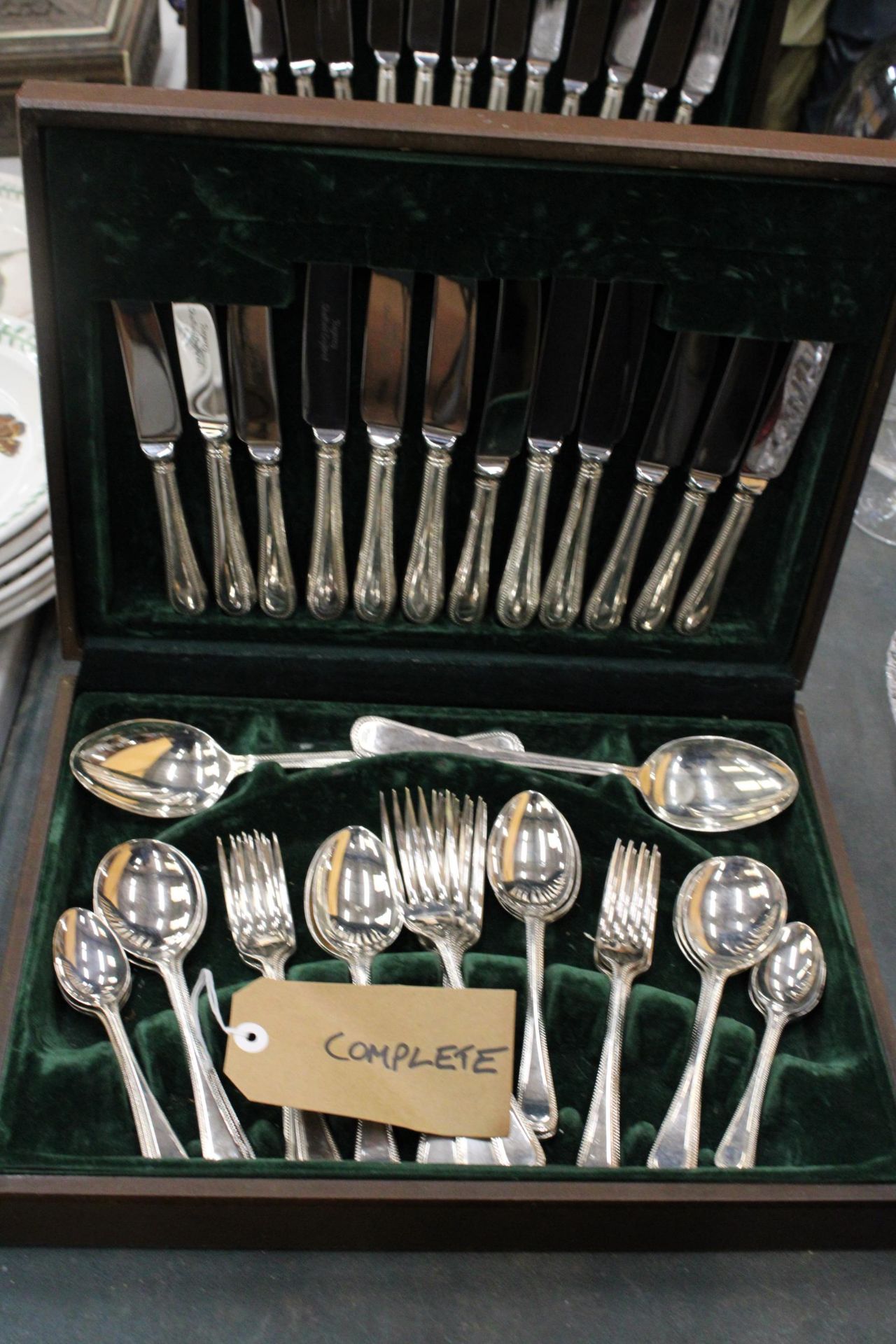 TWO CASED CANTEENS OF CUTLERY, ONE IS COMPLETE, THE OTHER HAS THREE TEASPOONS MISSING - Bild 2 aus 8