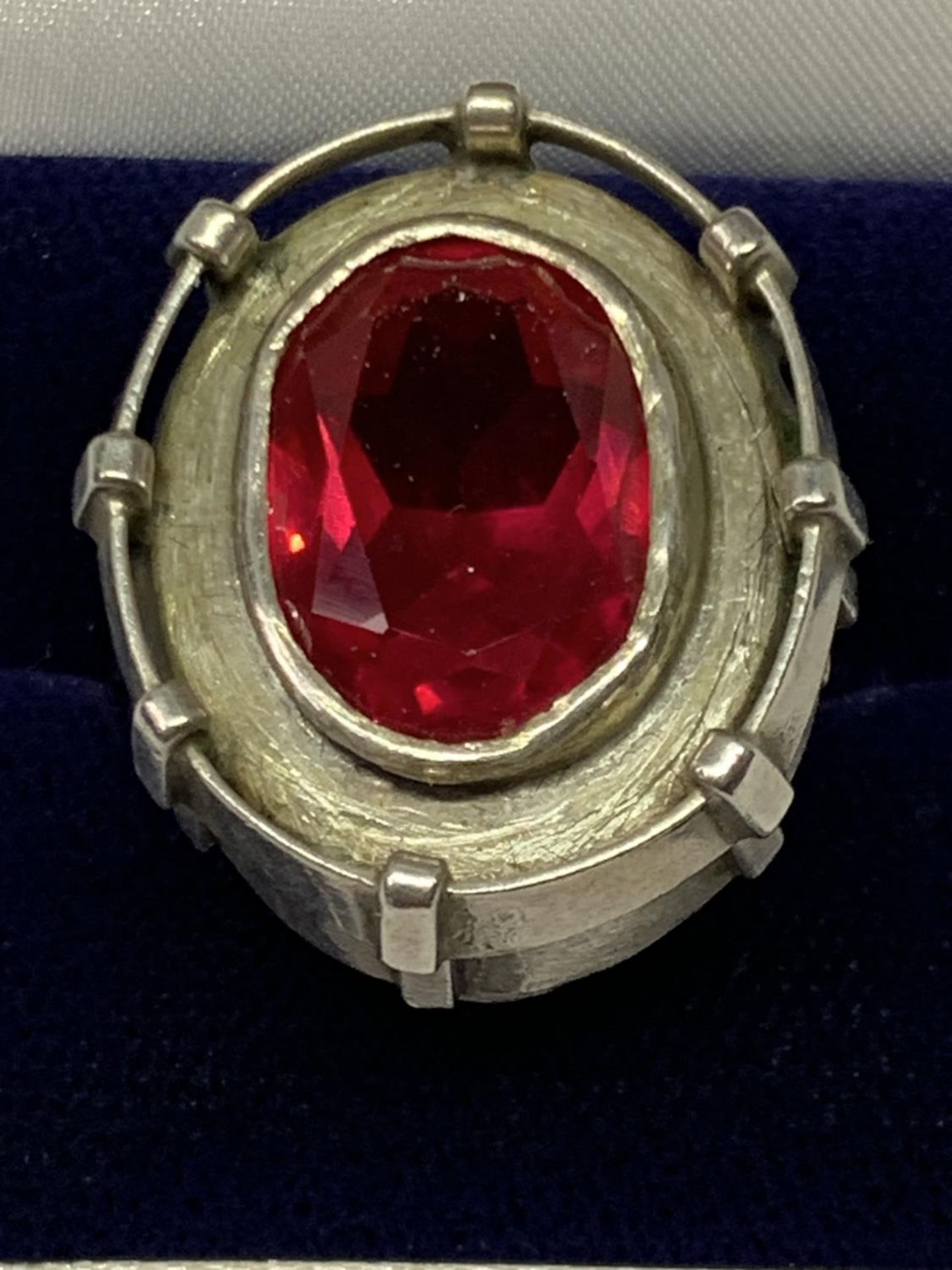 AN OVAL DESIGNER RING WITH RED STONE IN A PRESENTATION BOX - Image 2 of 3