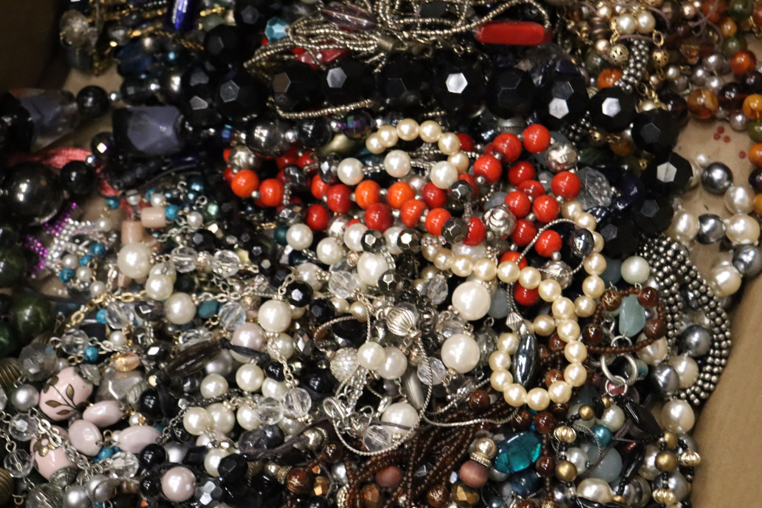 A LARGE QUANTITY OF COSTUME JEWELLERY, NECKLACES, BANGLES, ETC - Image 4 of 6