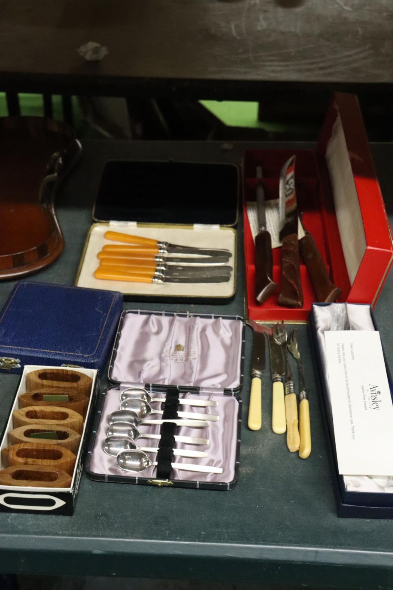 A QUANTITY OF BOXED FLATWARE TO INCLUDE ACARVING SET, AYNSLEY CAKE KNIFE, WOODEN NAPKIN RINGS, ETC