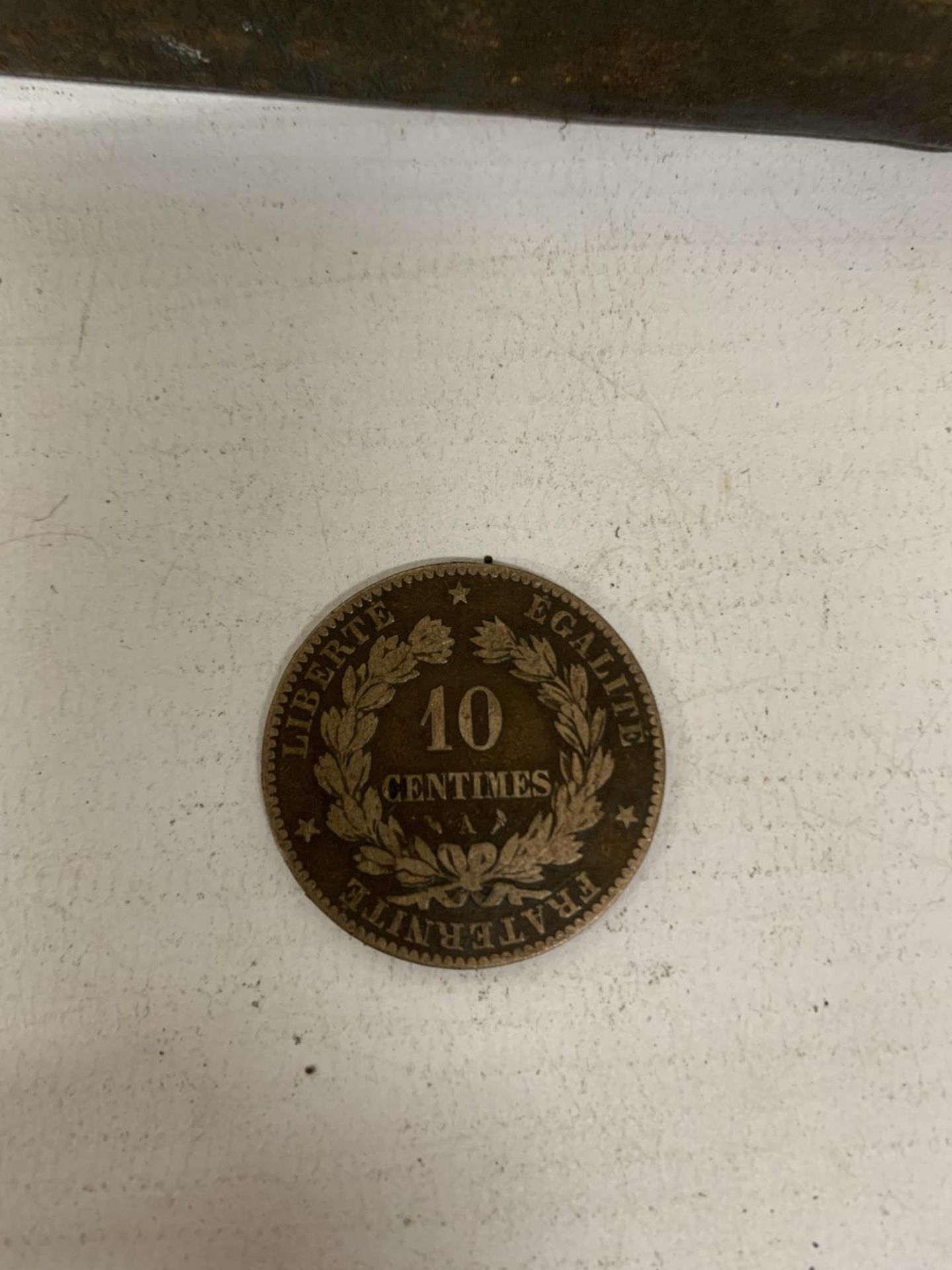 A TIN OF COINS TO INCLUDE AN 1861 YOUNG HEAD FARTHING AND AN 1843 VICTORIA COPPER RARE - Image 5 of 5