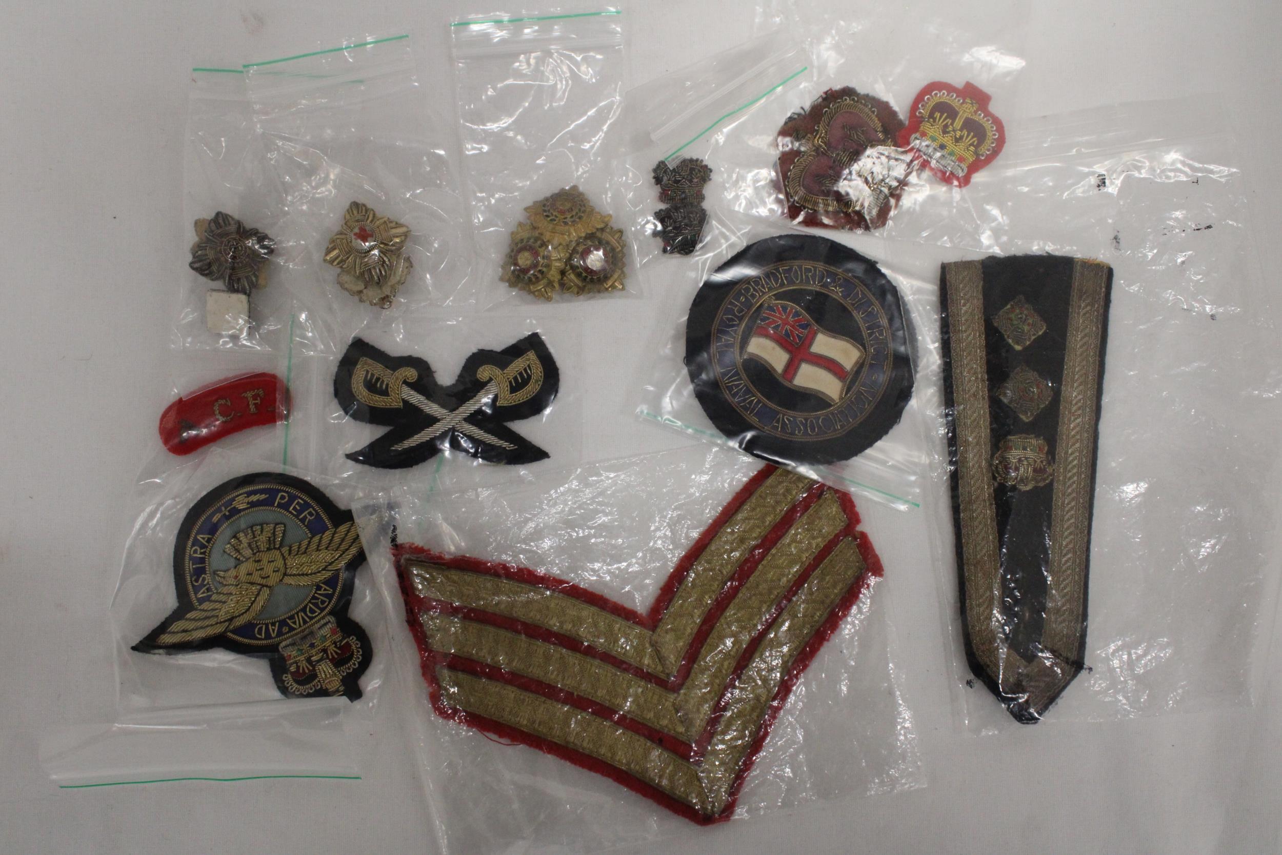 A QUANTITY OF MILITARY CLOTH BADGES AND PIPS