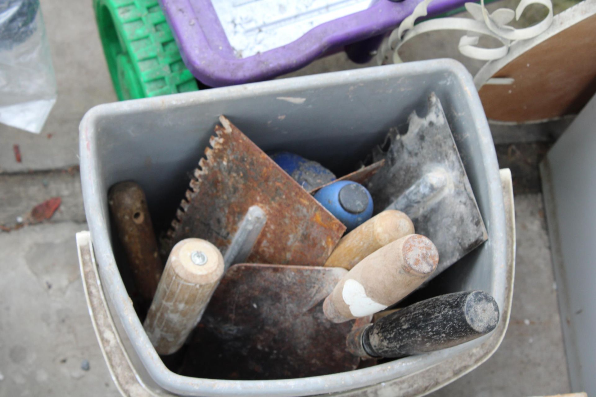 AN ASSORTMENT OF PLASTERING TOOLS TO INCLUDE TROWELS ETC - Image 2 of 2