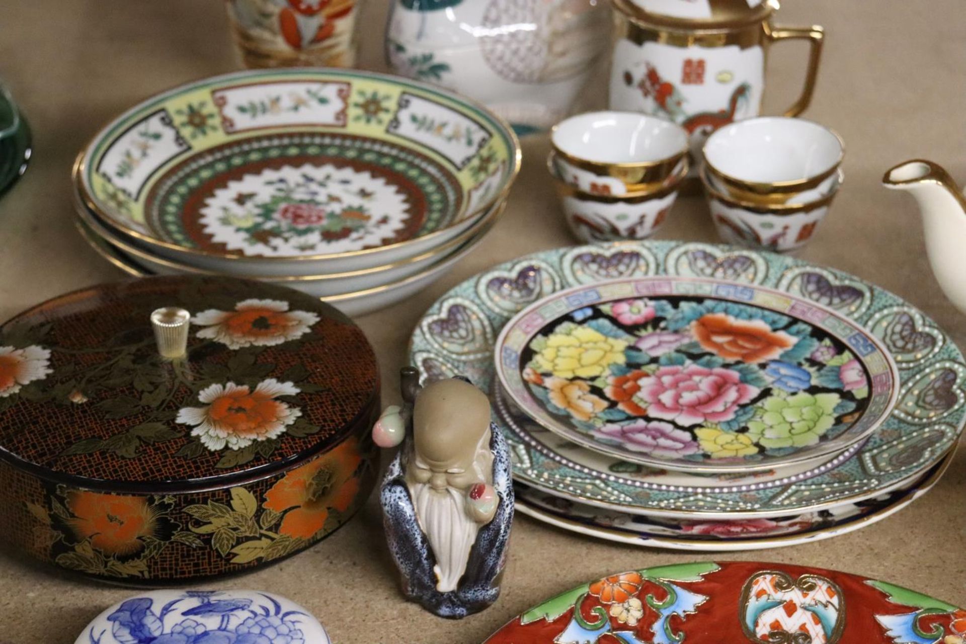 A COLLECTION OF ORIENTAL AND ORIENTAL STYLE ITEMS TO INCLUDE A VASE, PLATES, CUPS, BOWLS, A DUCK, - Image 3 of 5