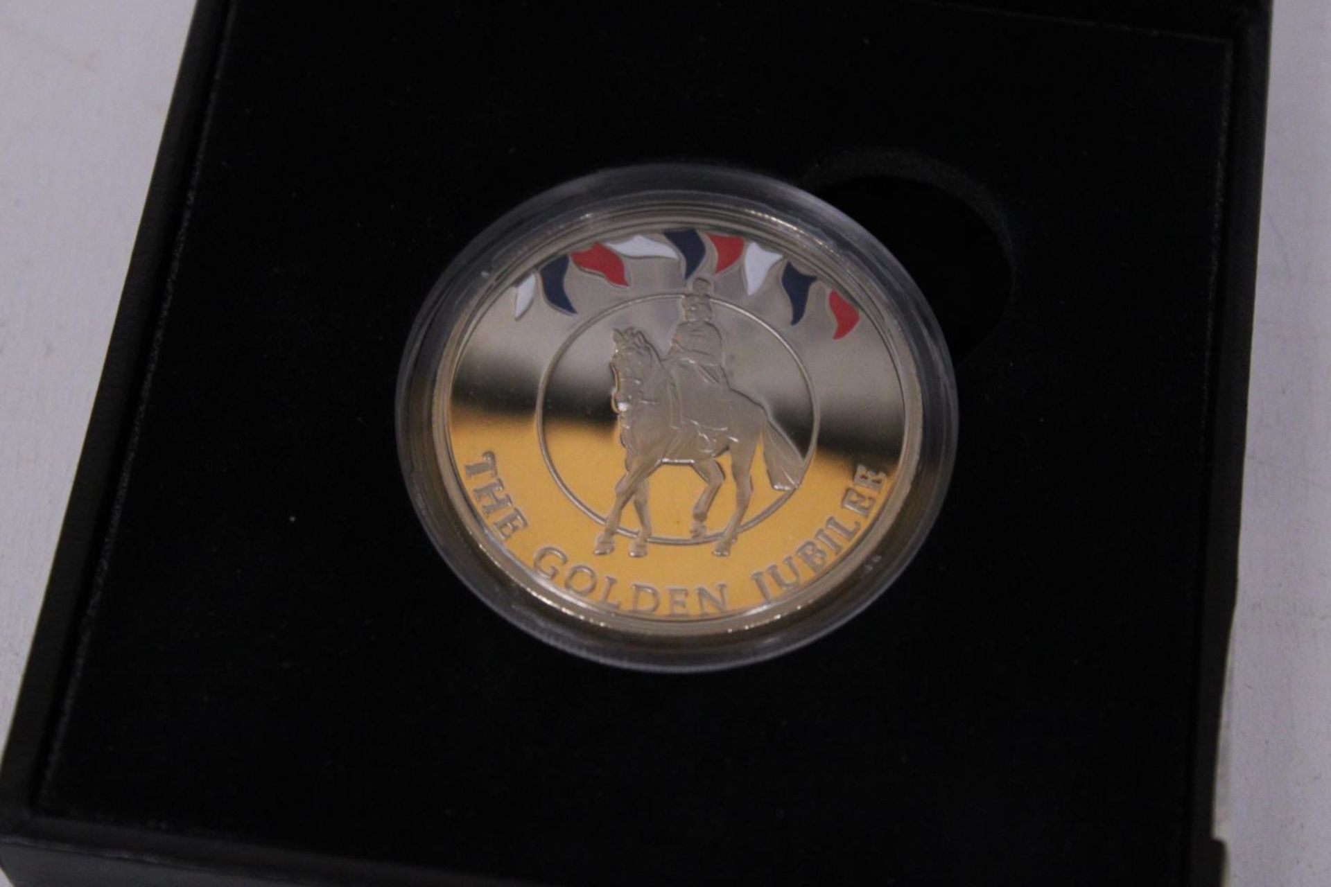 A GOLDEN JUBILEE HM QUEEN ELIZABETH 2002 50P COIN IN PRESENTATION BOX WITH CERTIFICATE OF - Image 2 of 4